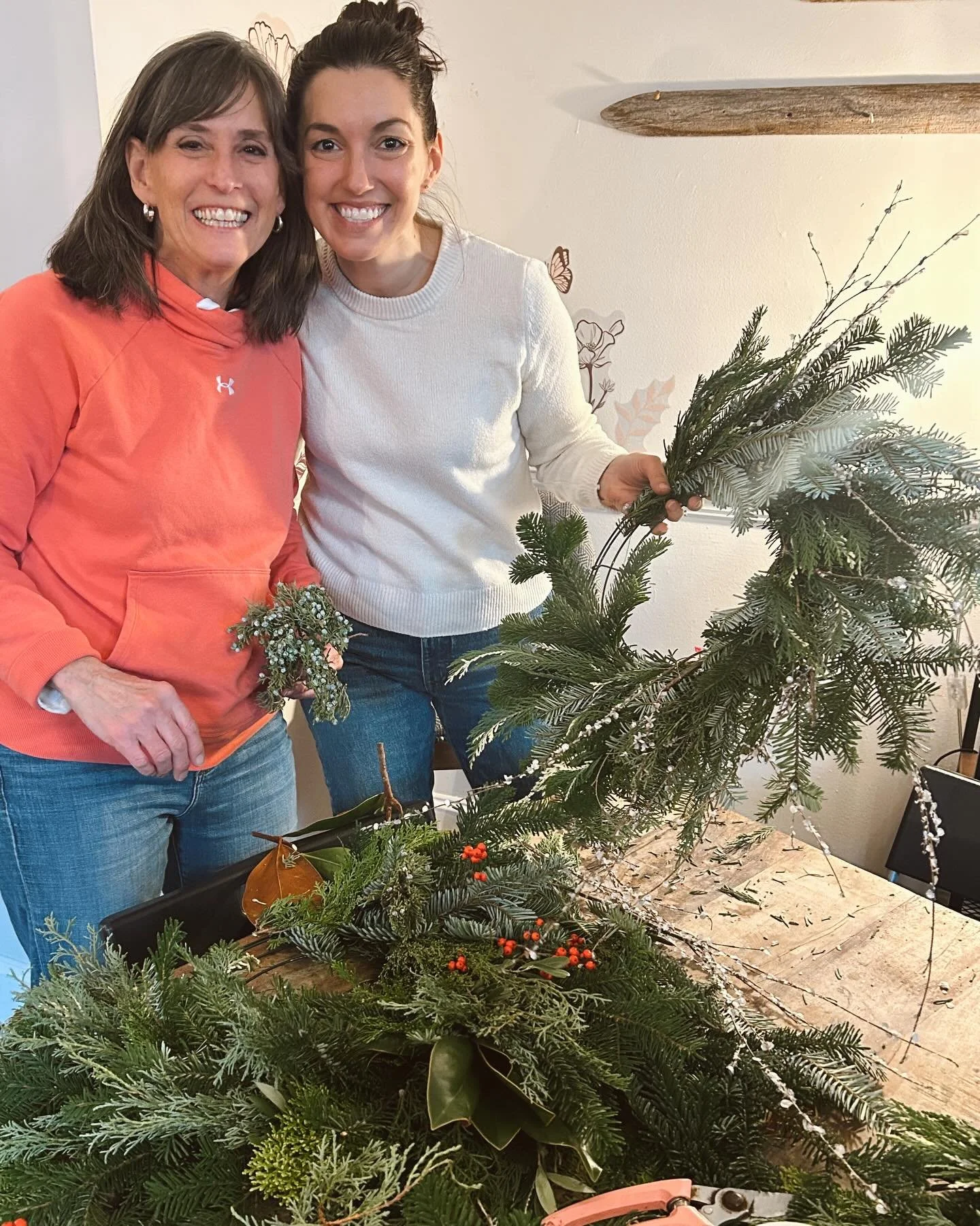 We have just a few spots left in each of this weeks&rsquo; wreath workshops with @begrowco !

3 spots on Thursday 12/4 @ 11am and 2 spots left on Saturday 12/6 @ 1pm! 

As one of our friends said at the last one &hellip; &ldquo;she brings all of the 