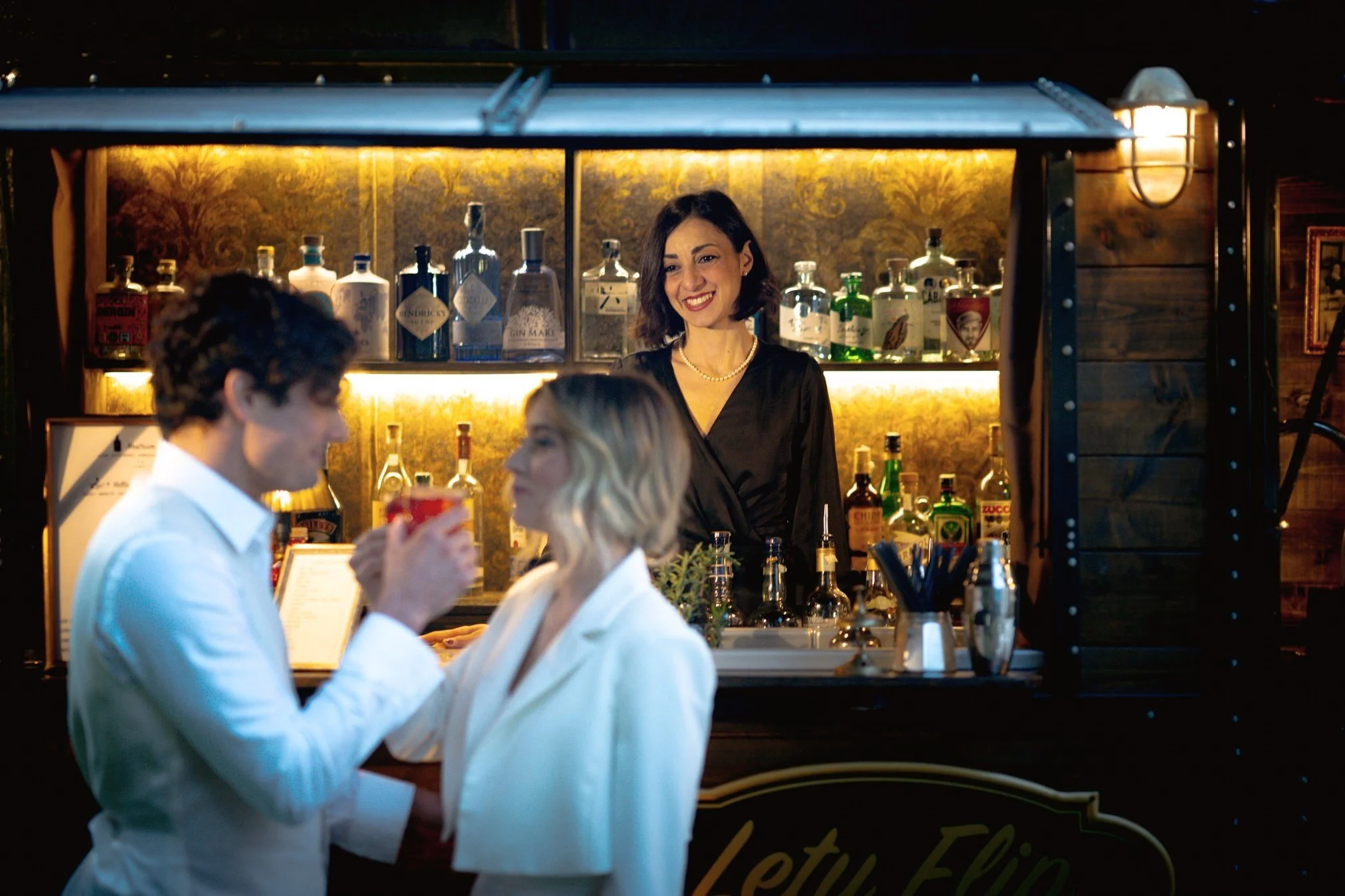 Sposi che brindano al Lety Flip