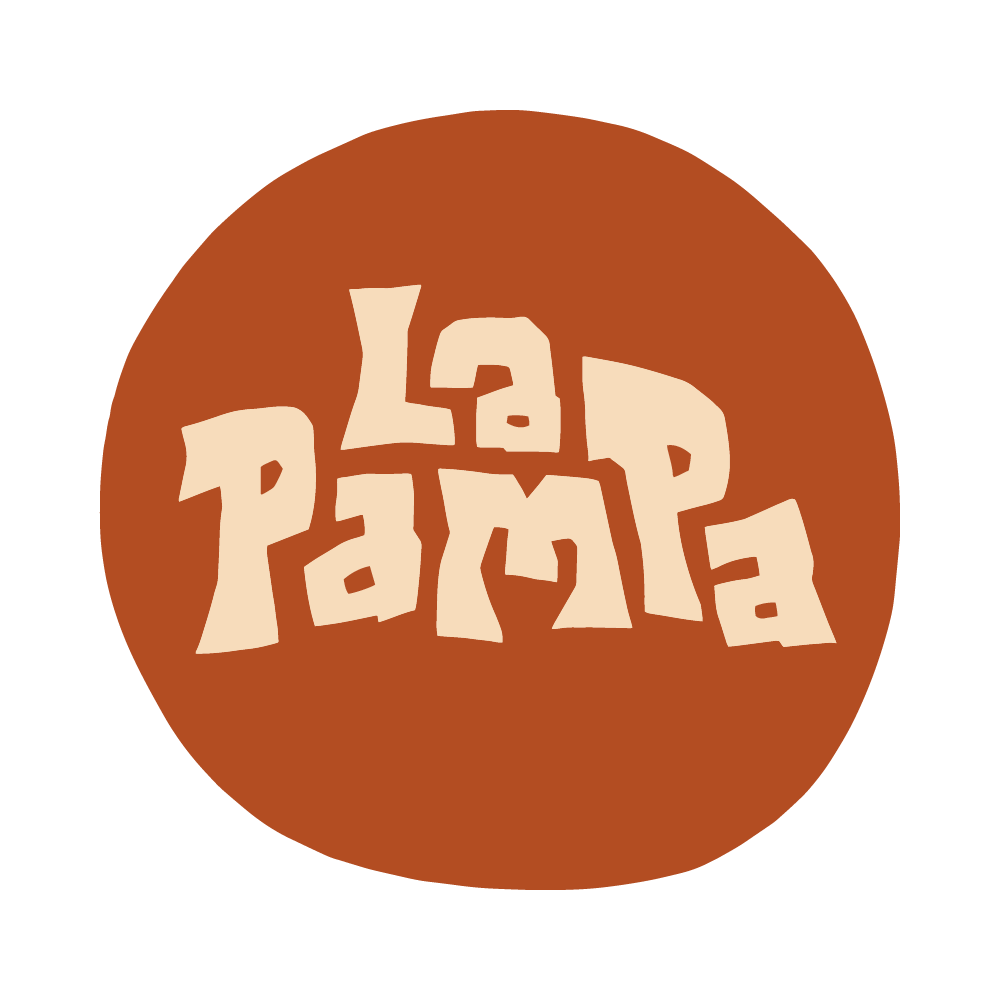 Kreatives Logo mit der Aufschrift 'la PAPA' in verspielter Schrift auf einem braunen runden Hintergrund. Logo La Pampa