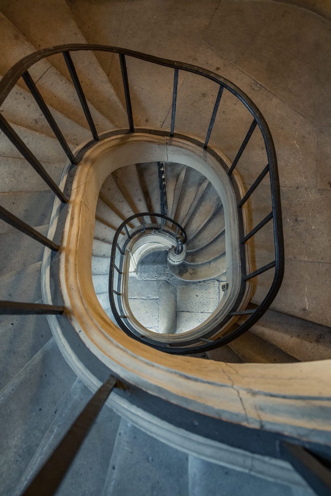 Paris-staircase-11.jpg
