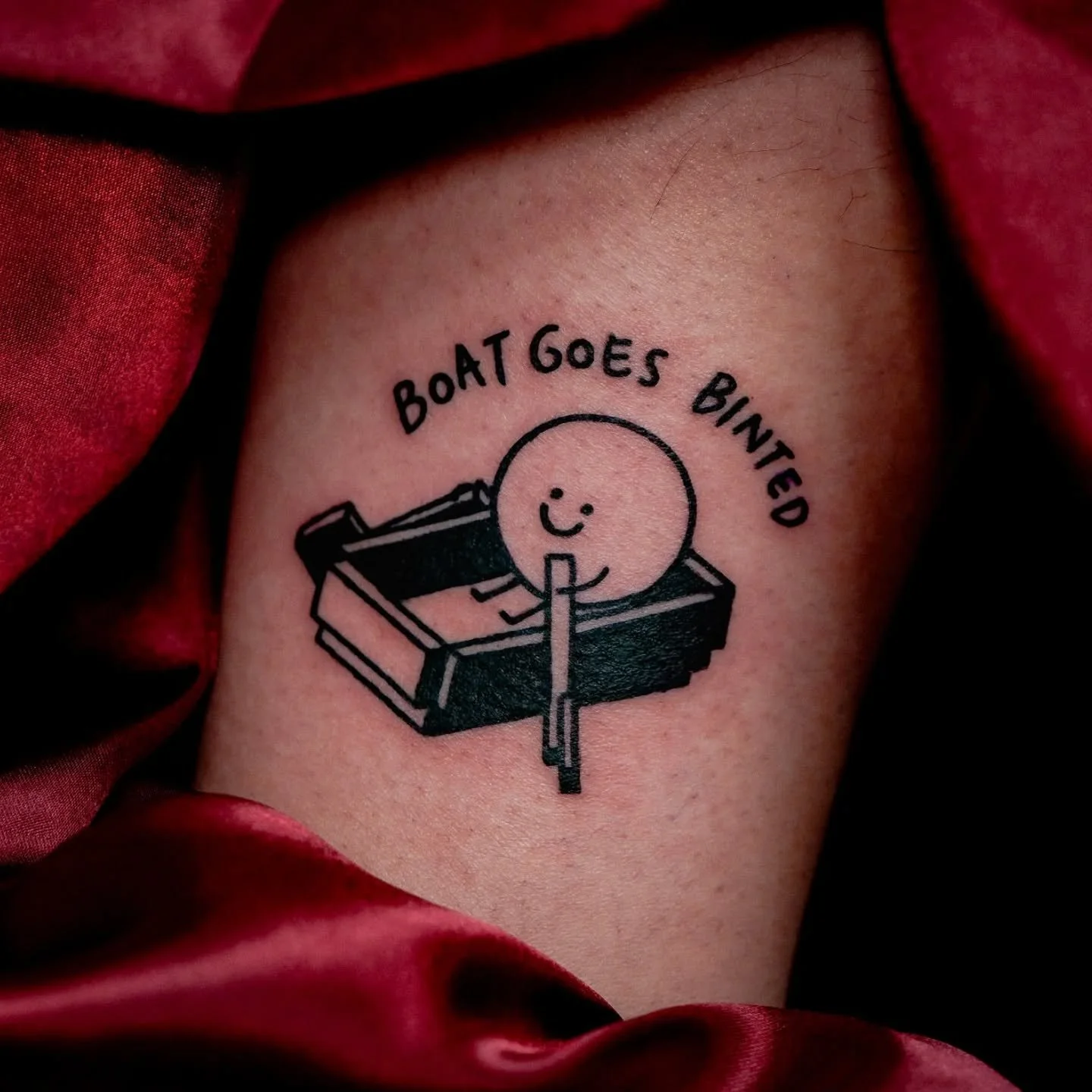 Red Cloth Vol. 668 &ndash; Cubic Waters Edition

Not me being jealous of my own client for getting to row a Minecraft boat forever, while my actual boat control IRL is just panic clicking. #boatgoesbinted 

🖤 Bookings open &ndash; link in bio.

✨Gue