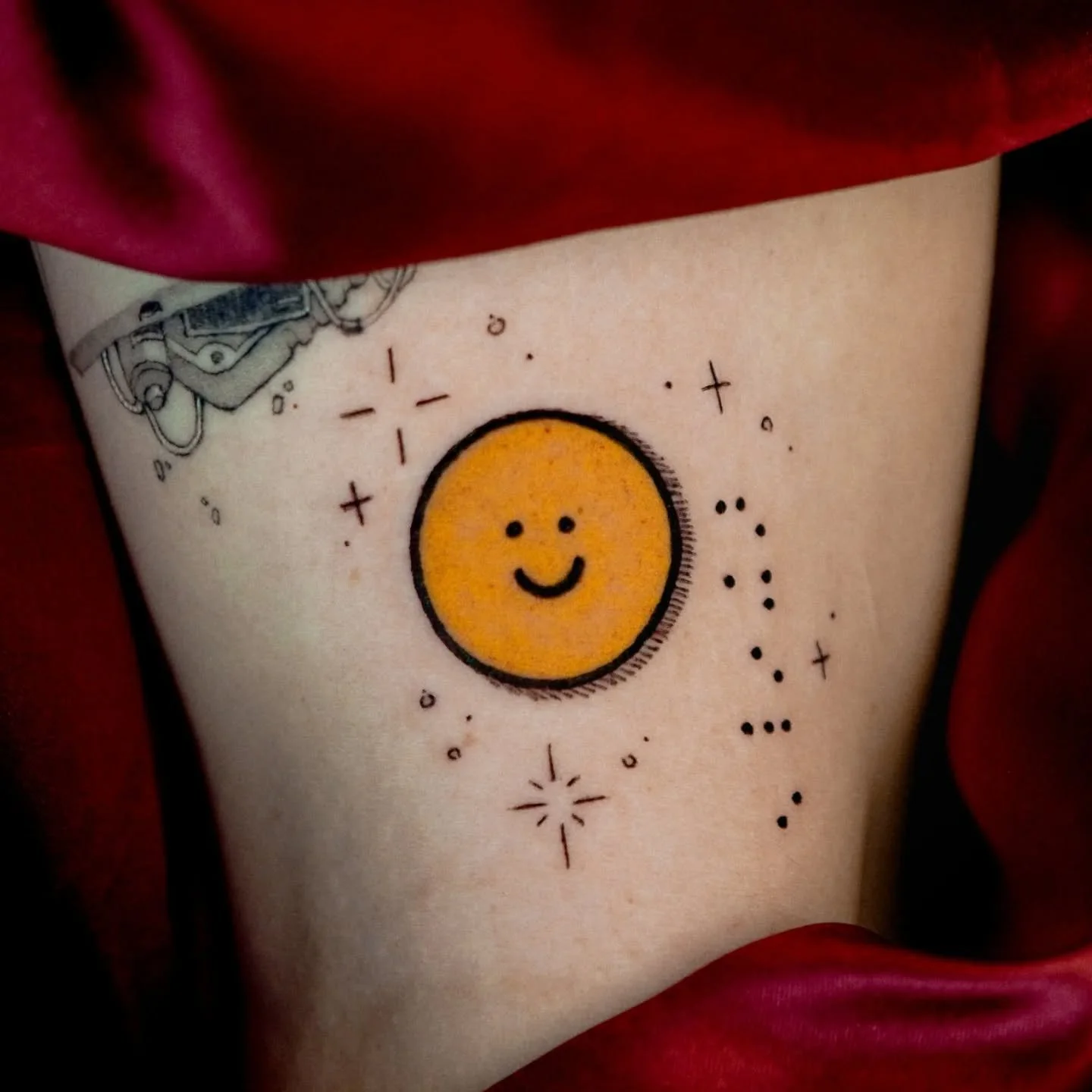 Red Cloth Vol. 670 &ndash; Running on Dopamine Edition
My brain was buffering, but this cute lil&rsquo; smiley tattoo still got delivered with max happiness stats.

🖤 Bookings open &ndash; link in bio.

✨Guest tour✨

[Oct]
Amsterdam 6-9 Oct

[Dec Wa