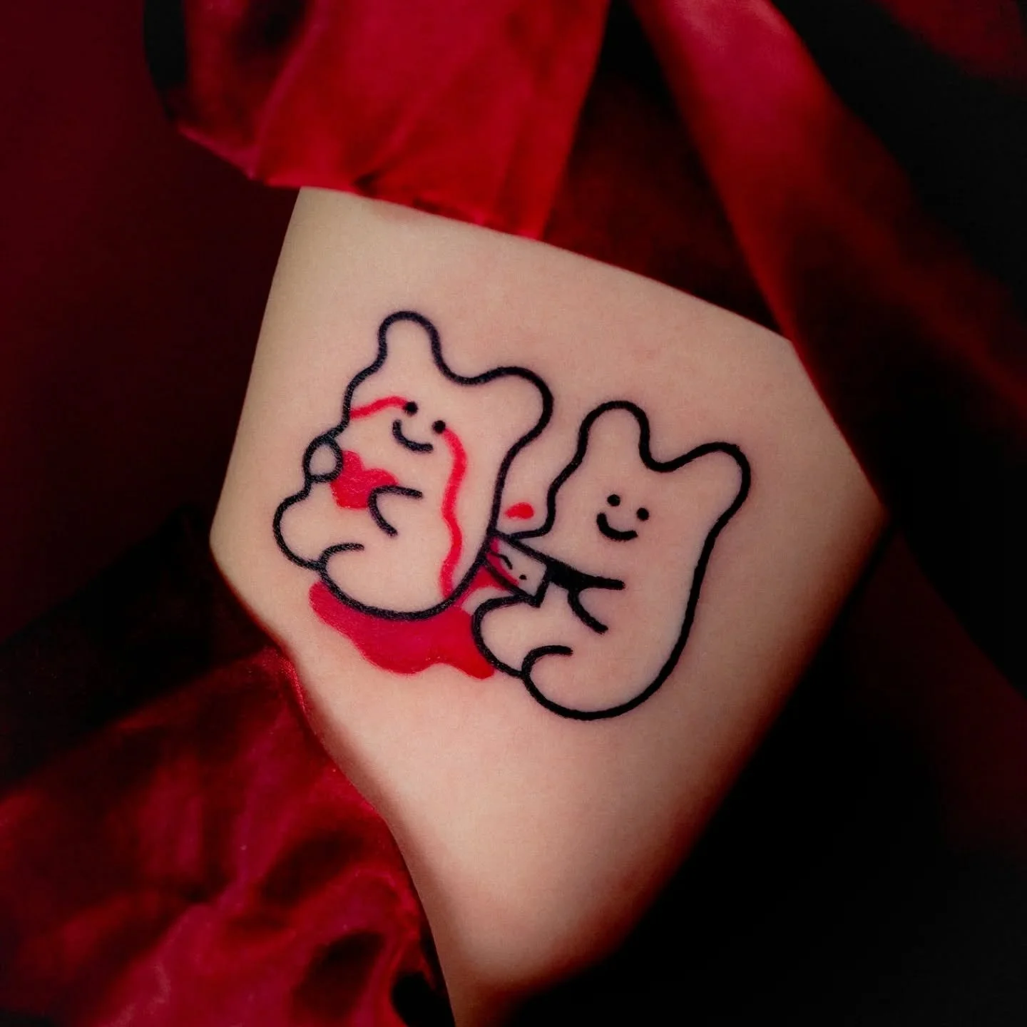 Red Cloth Vol. 688 &ndash; Love Hurts Edition
A gummy bear stabbed in the heart&hellip; literally.
Some relationships melt in your mouth,
others melt your trust first.

🖤 Bookings open &ndash; link in bio.

✨Guest tour✨
//BKK &lt;26-29 Dec&gt;
//CNX