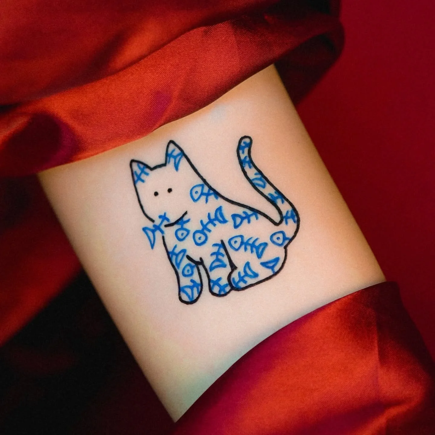 Red Cloth Vol. 693 &ndash; Feline Priorities Edition

Fishbones woven into a feline form because nothing says &quot;eternal hunger&quot; like wearing your victims' echoes on your skin.

🖤 Bookings open &ndash; link in bio.

✨Guest tour✨
//BKK &lt;26