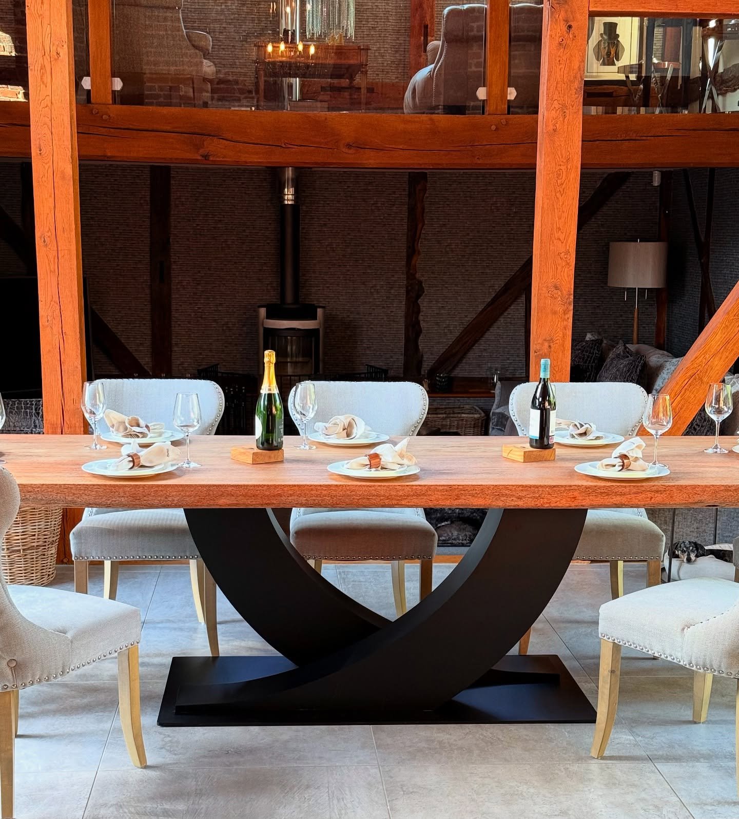 Changing the game for grand dining! This incredible table, crafted from a stunning Iroko slab, is officially the biggest we’ve ever built, and we couldn’t be prouder. The scale and natural beauty of the wood truly shine, creating a statem