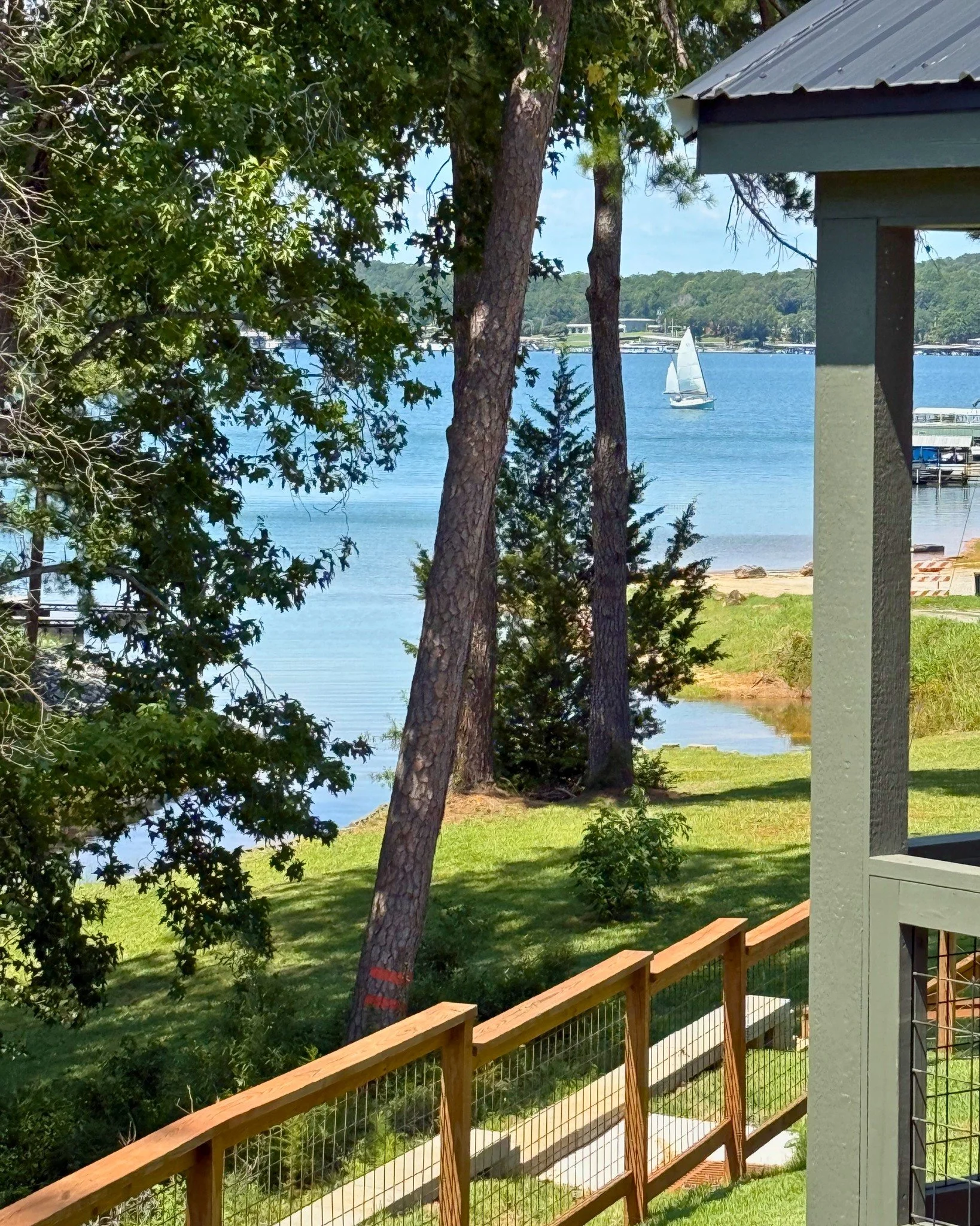 Just another stunning view from what could be your front porch....nothing beats waking up at Hartwell Cove Resort! 🌤⛵

 #lakehartwell #morningview #lakefront