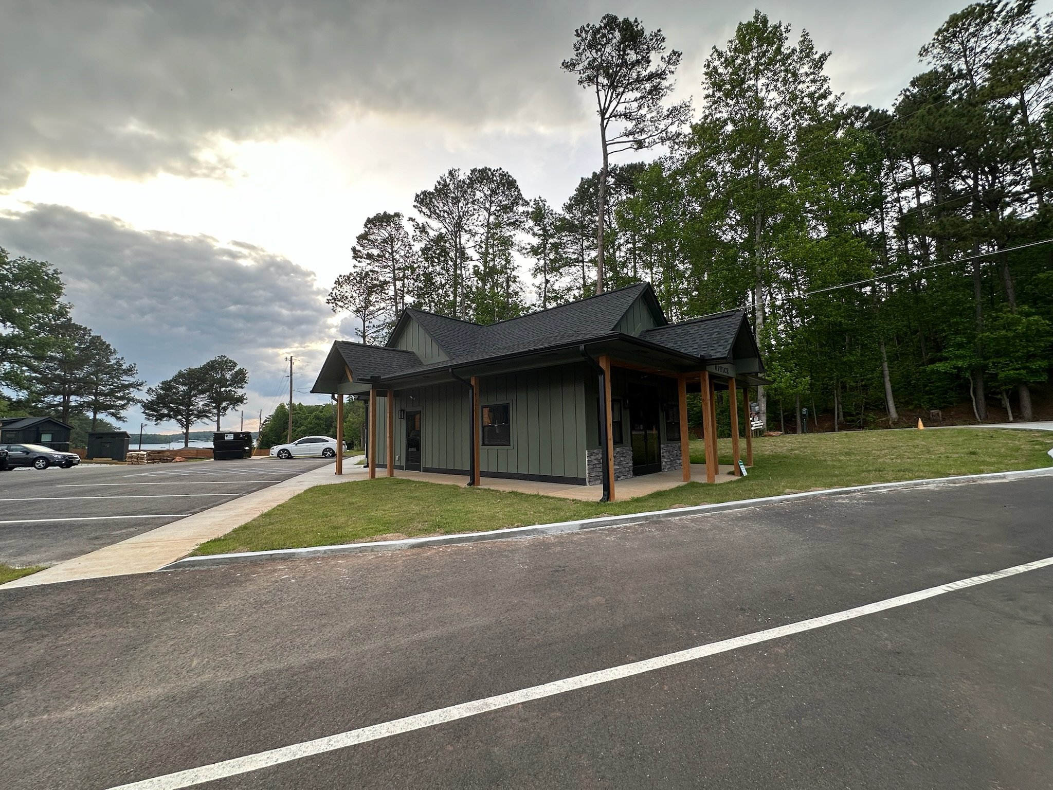 Included in our office is an onsite laundry facility, coffee bar, and mail room. Everything you need for your perfect lake vacation or stay is right here!

 #lakefront #laundry #mail #coffeebar #lakehartwellsc