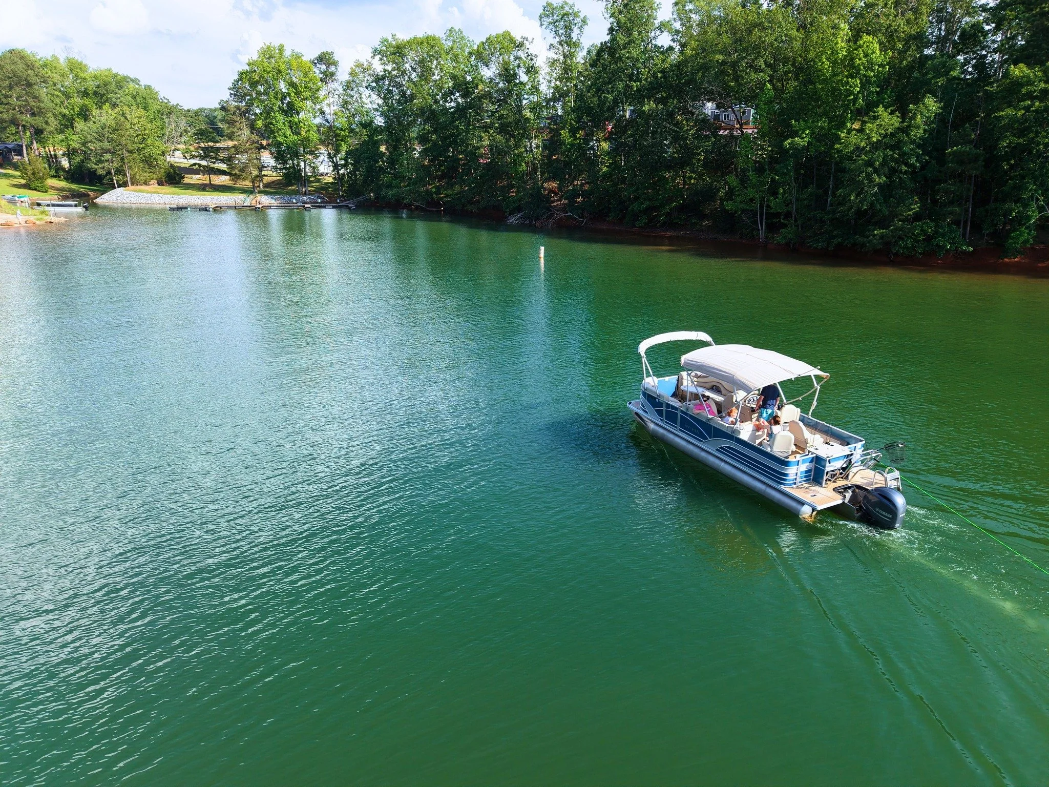 Pulling up to your perfect summer stay can look just like this! A large dock tucked back into our cove allows for easy access to beautiful Lake Hartwell! ☀

 #lakehartwell #summervacay #boatdays #andersonsc