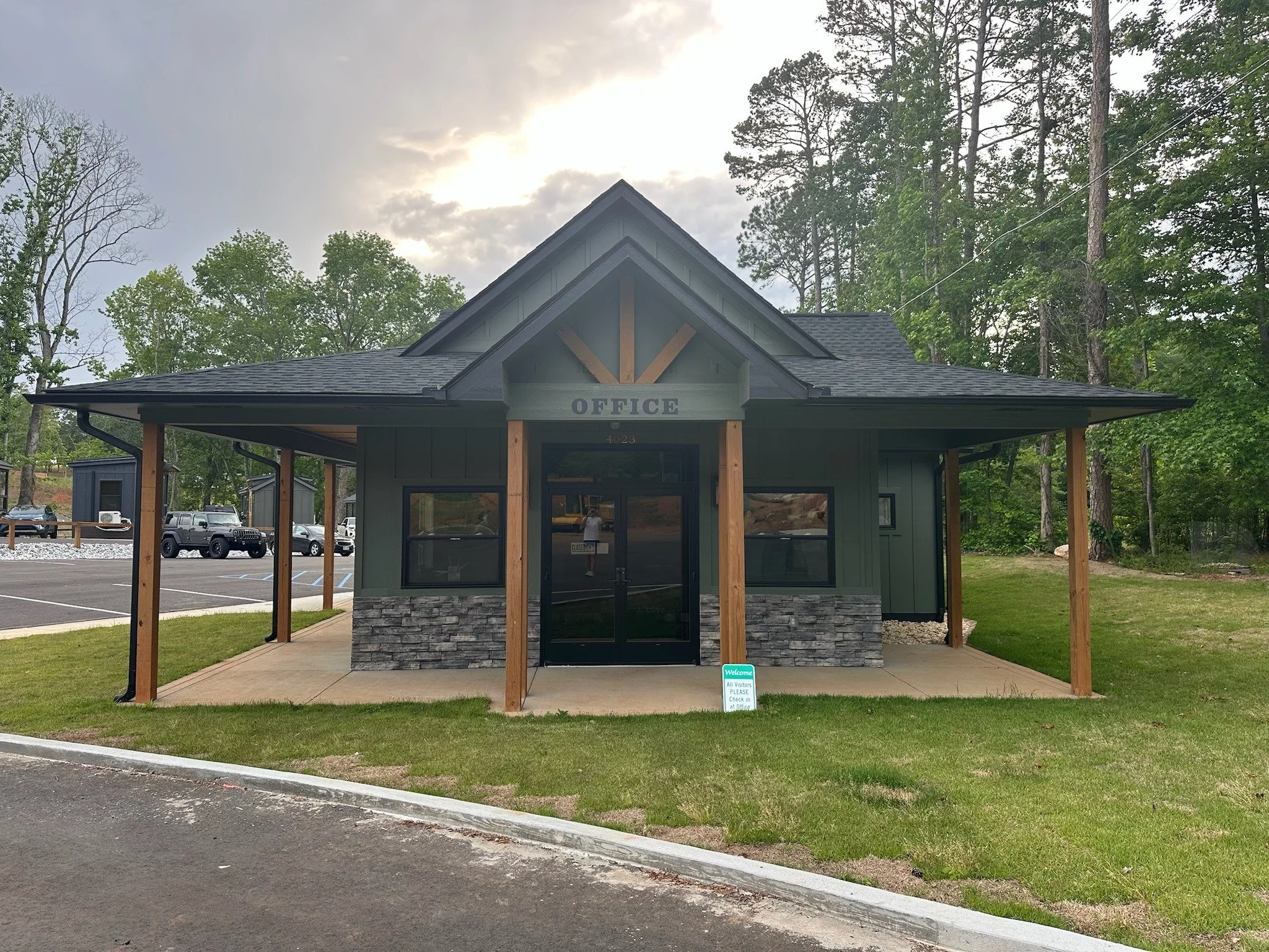 When you come visit Hartwell Cove Resort, our office will be your one-stop shop for anything you may need! Clean laundry facilities, bathhouse with warm showers, and a coffee bar will make your stay complete!

 #lakehartwell #amenitiesmatter #visitus