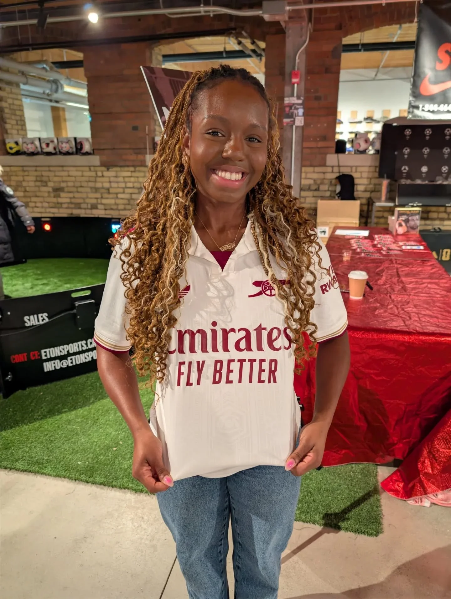 Our very own @afc.toronto player is an #Arsenal fan through and through 😍😍 We had the pleasure to meet her at the Soccerworld Toronto Grand Opening 😍

#COYG