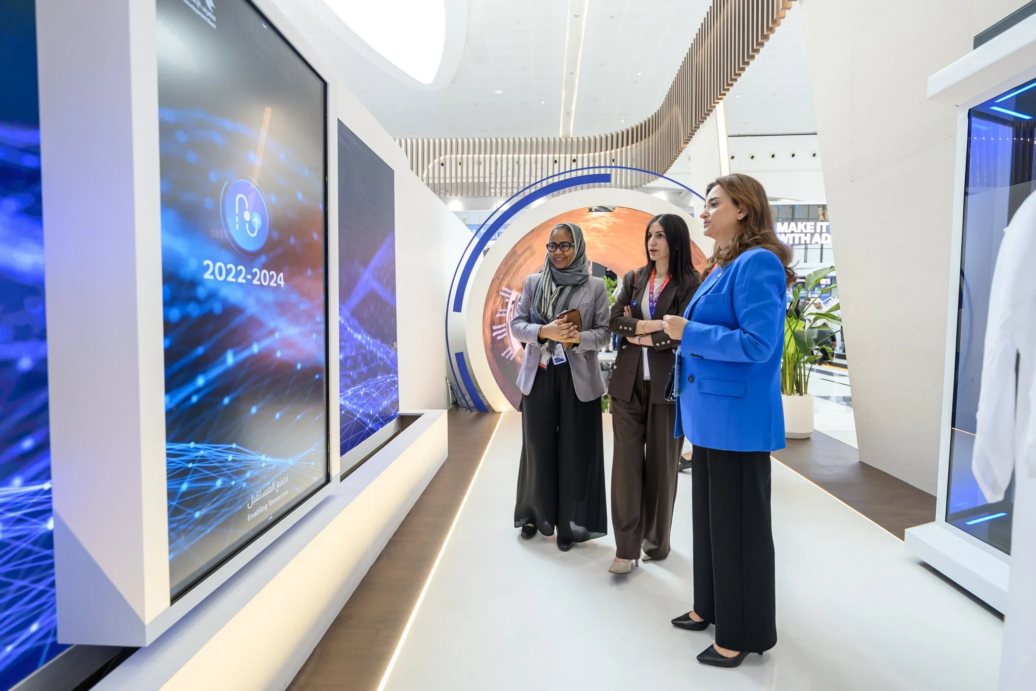 07_Day2_VisitorsAtExhibit.jpg