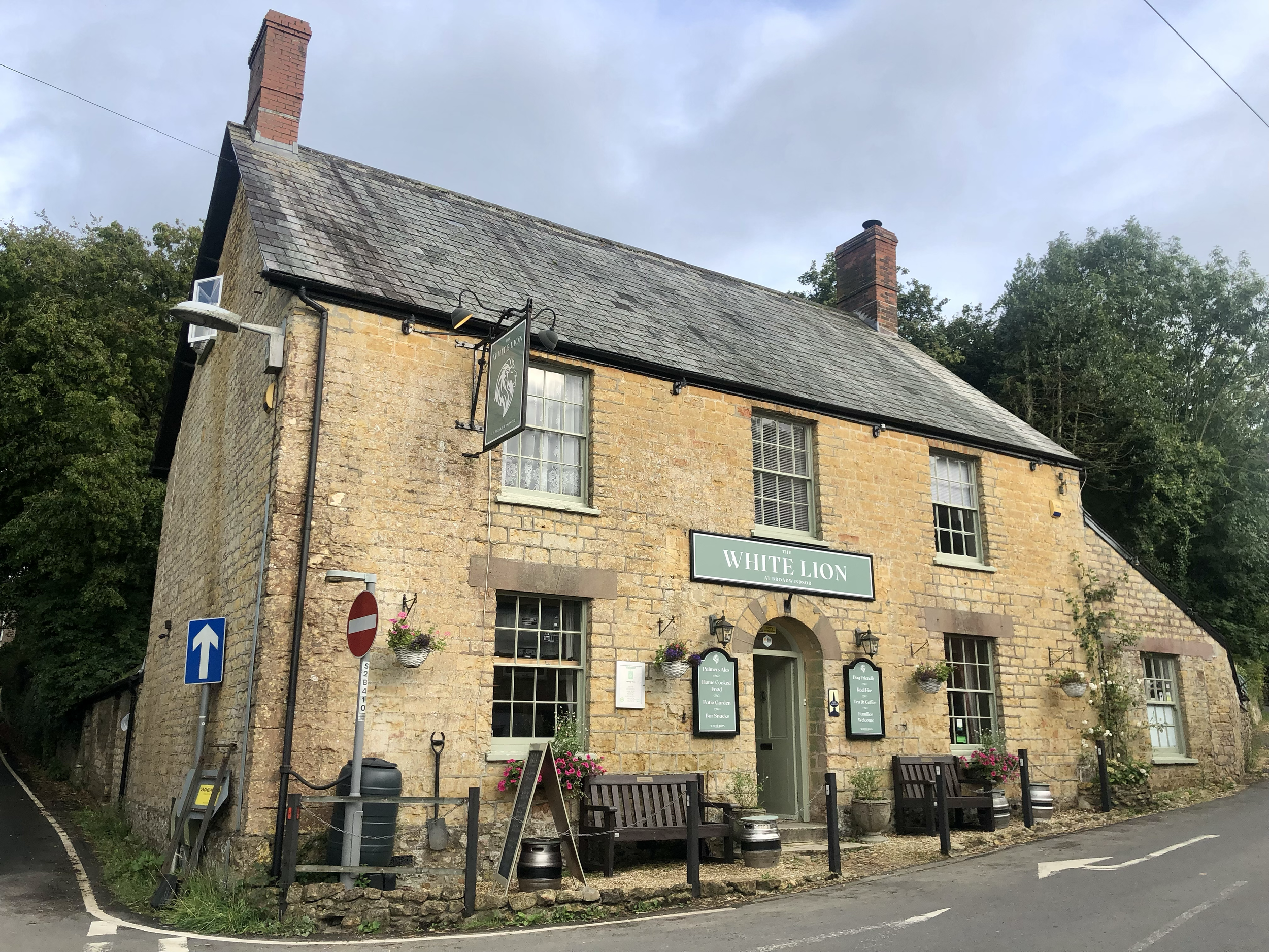 The white lion pub in Broadwindsor, oldest public house of palmer brewery, award winning community pub