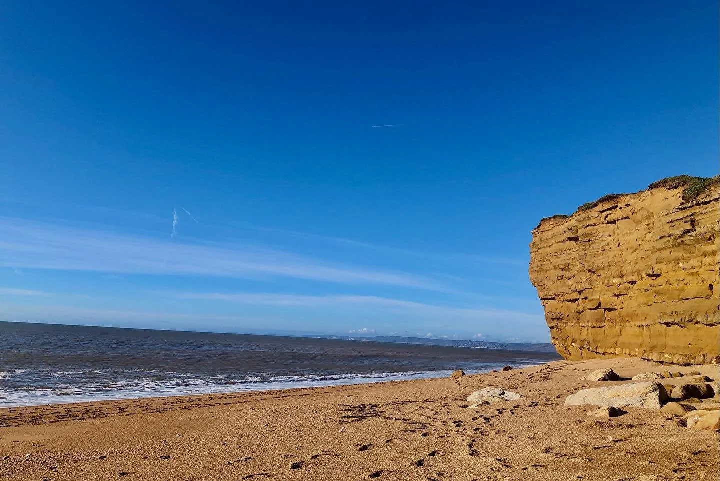 After days and days of rain, wind, hail and general greyness, we finally see some sunshine and blue skies! Took the ancient doggo down to Burton Bradstock Beach to make the most of the gorgeous weather. Lovely coffee from @hivebeachcafe 😍 #dorset #b