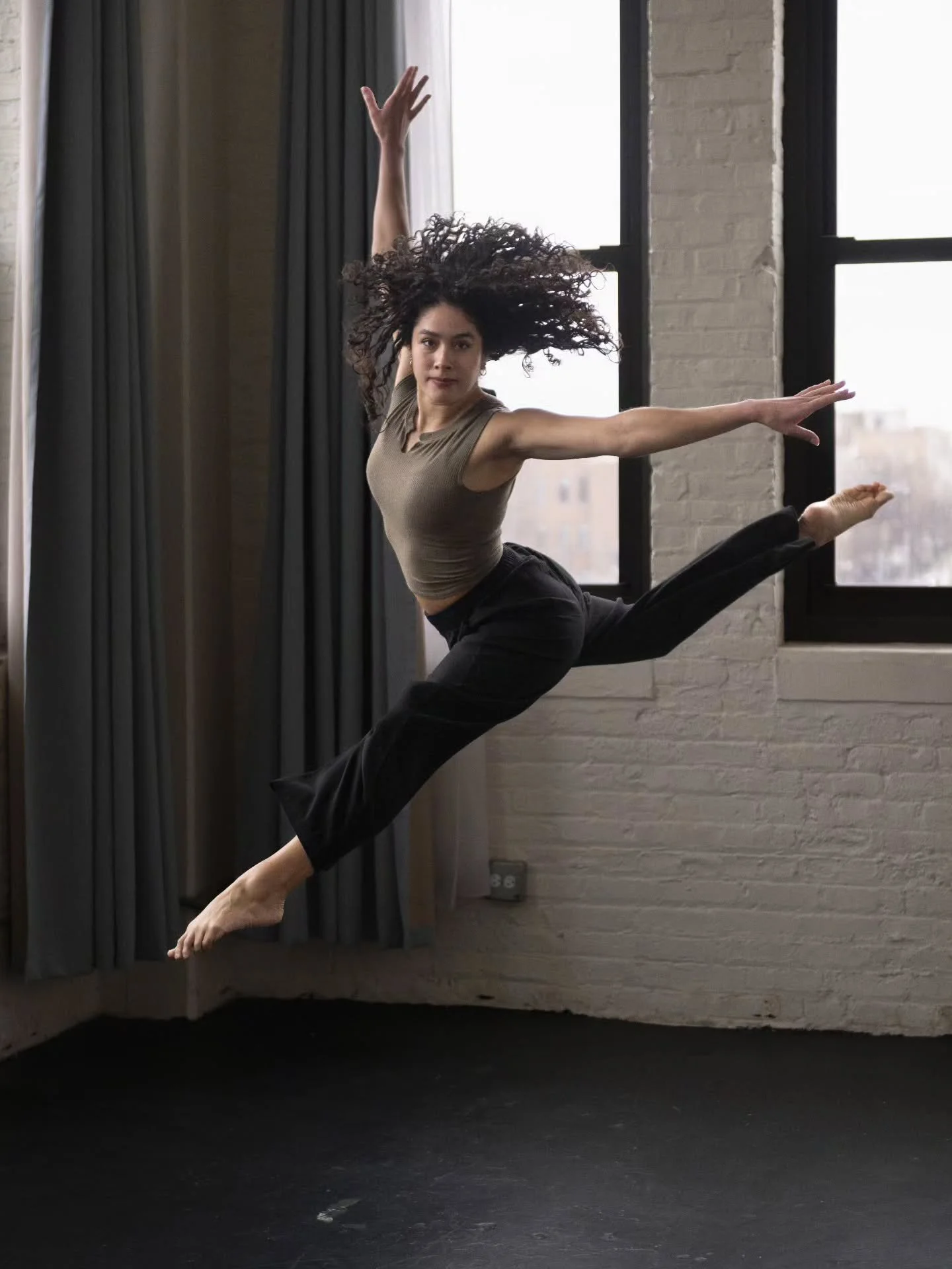 We're jumping for joy that "The ______ Between Us" is less than two months away! Mark your calendars for May 8th and get your tickets! Ticket link in bio
.
.
.
📸 @afterglowstudio.co
.
.
.
#chicagoart #chicagodance #chicagodancers #chicagoc