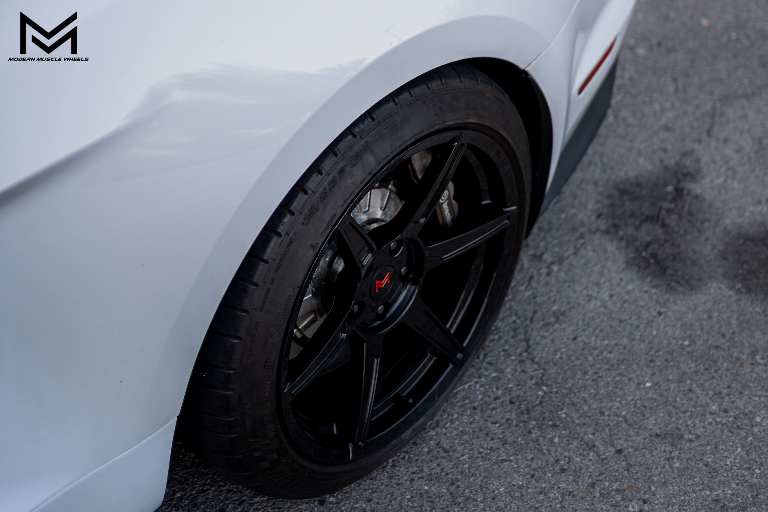 modern-muscle-wheels-forged-venom-series-m6r-gloss-black-shelby-gt350-white-08.png