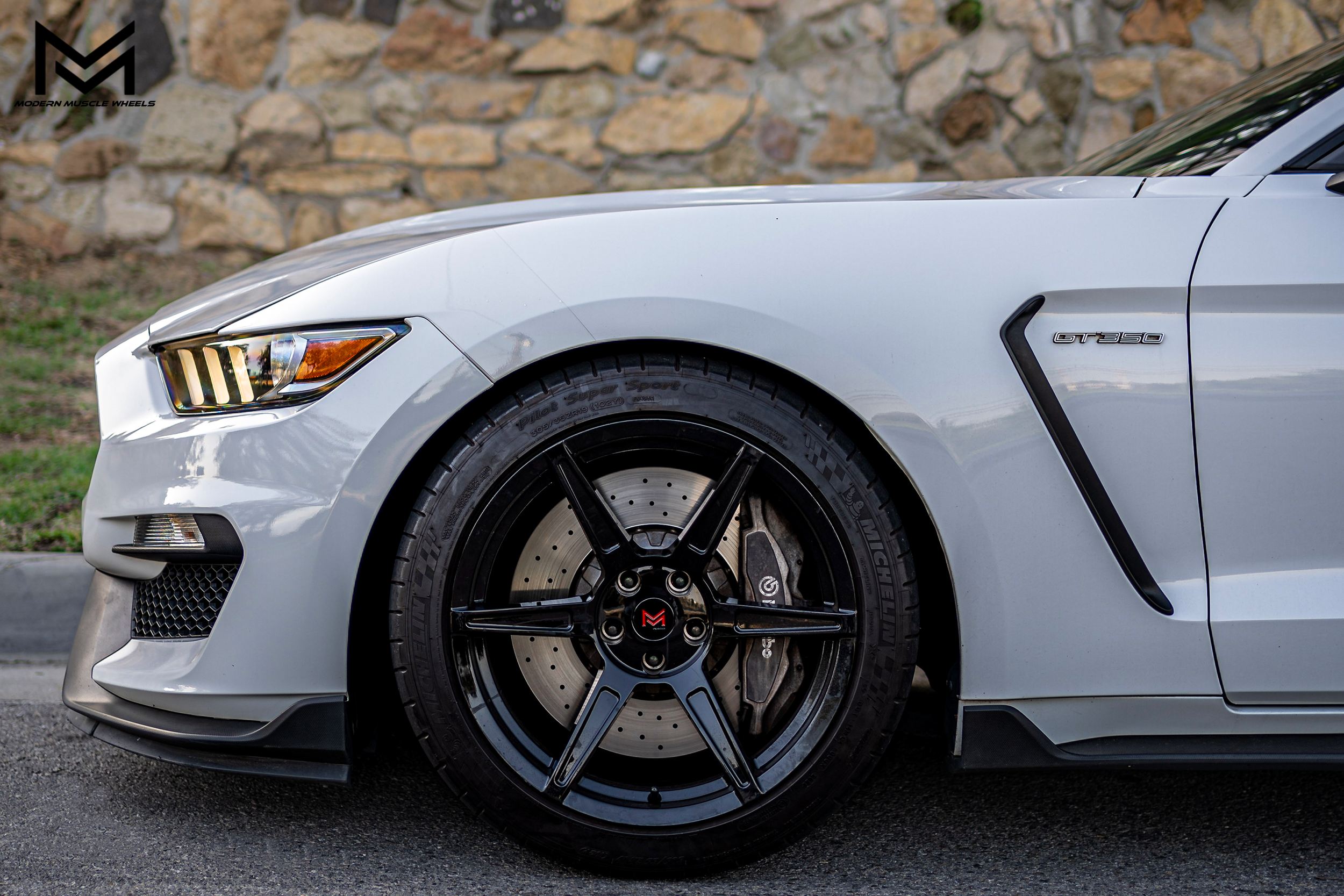 modern-muscle-wheels-forged-venom-series-m6r-gloss-black-shelby-gt350-white-03.png