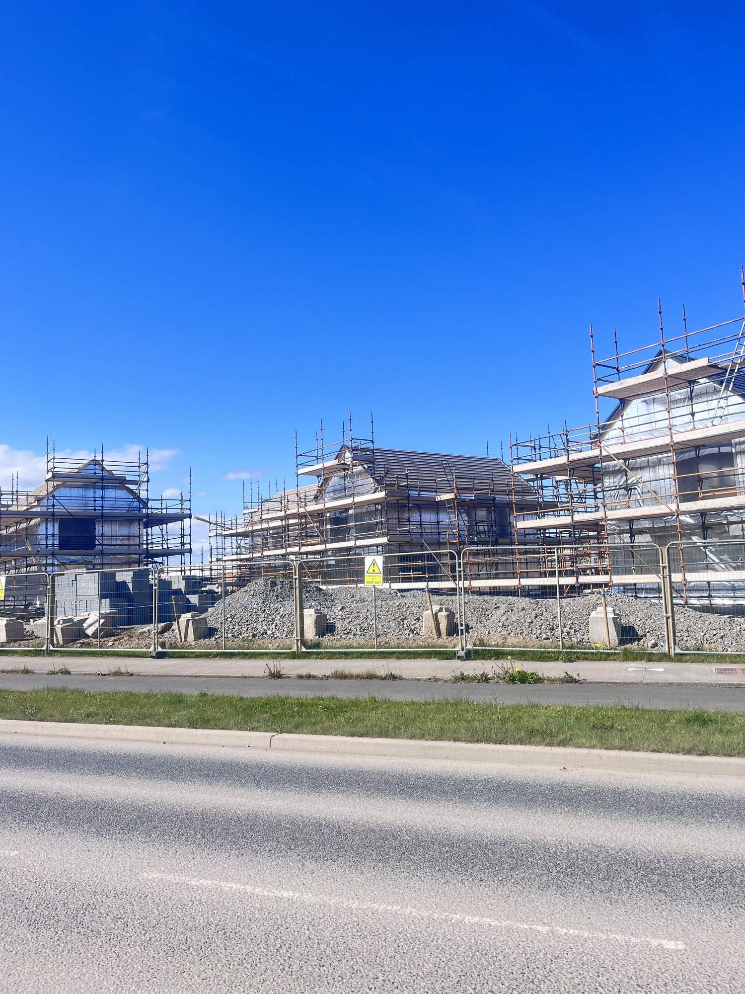 period-brick-building-cantilever-scaffold-crew-irish-scaffolding-services.jpg