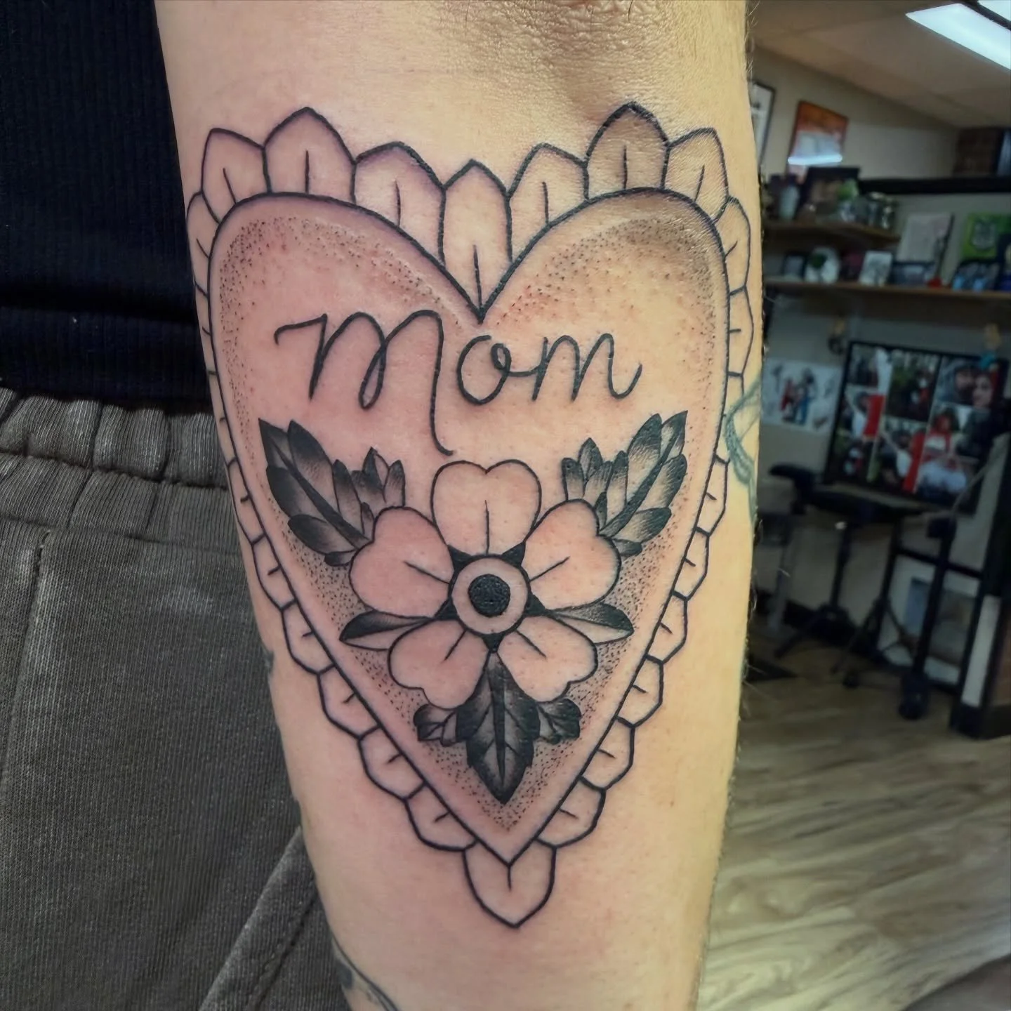 Love a good mom heart thanks again Kayce 💖

#ashleyhensontattoos  #tattooartist #tattooed #womenwithtattoos #menwithtattoos #universityofsouthcarolina #southeasttattooers #charleston #charlestontattoo #charlestonsc #charlestontattooers #charlestonta