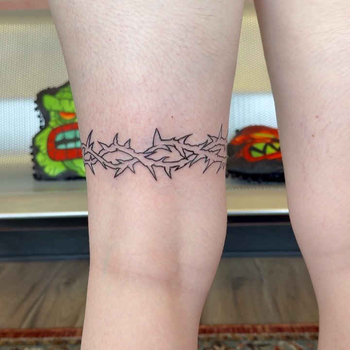 Lil thorn thigh wrap for Jessica. All the other pieces are healed that she has collected from me over the past year. 

#ashleyhensontattoo #summervillesc #summervilletattooartist #charlestonsc #charlestontattoos