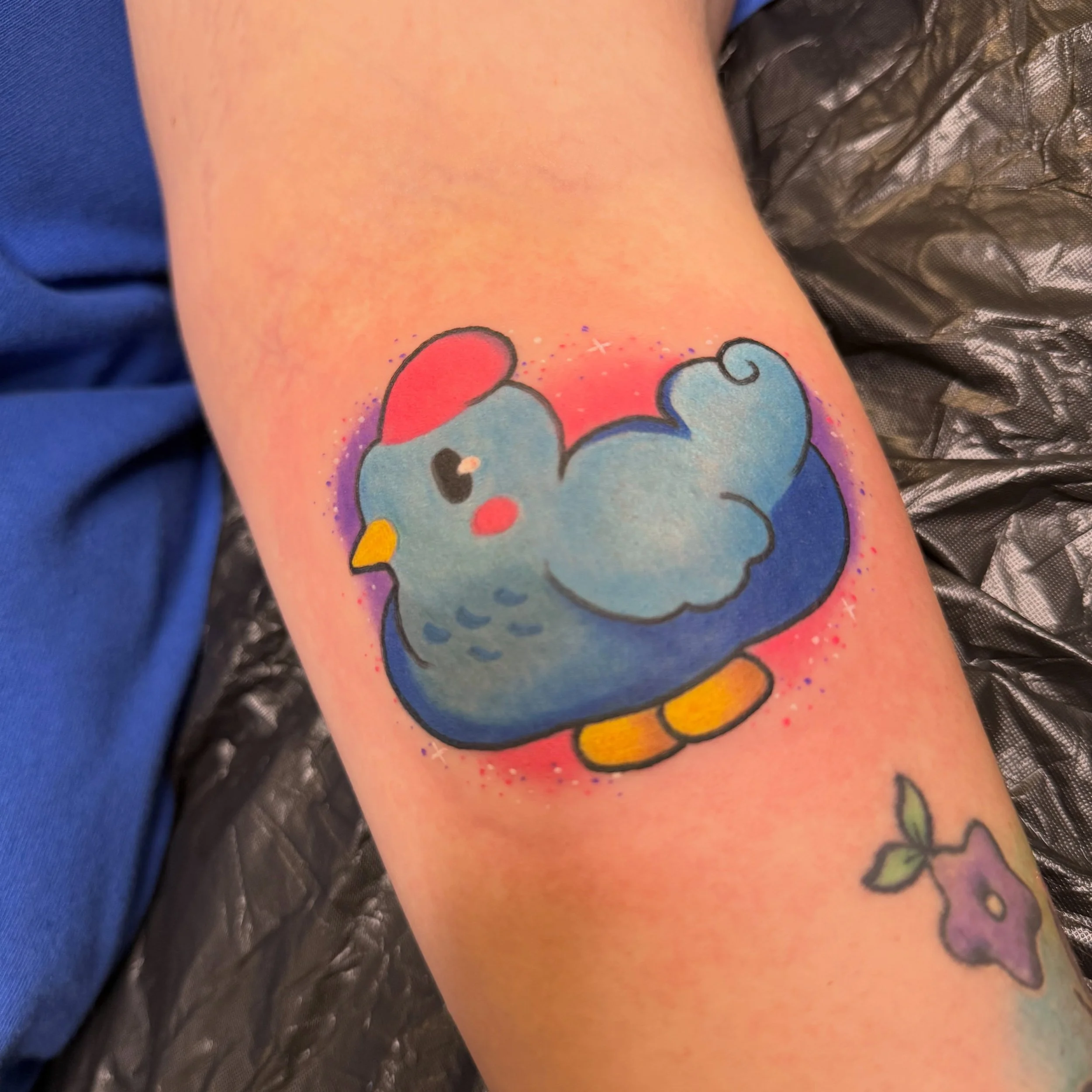 Little blue chicken action from stardew valley. Thanks again Baylee this was really fun to do for you 💙

#ashleyhensontattoo #summervillesc #summervilletattooartist #stardewvalley #gamingtattoo