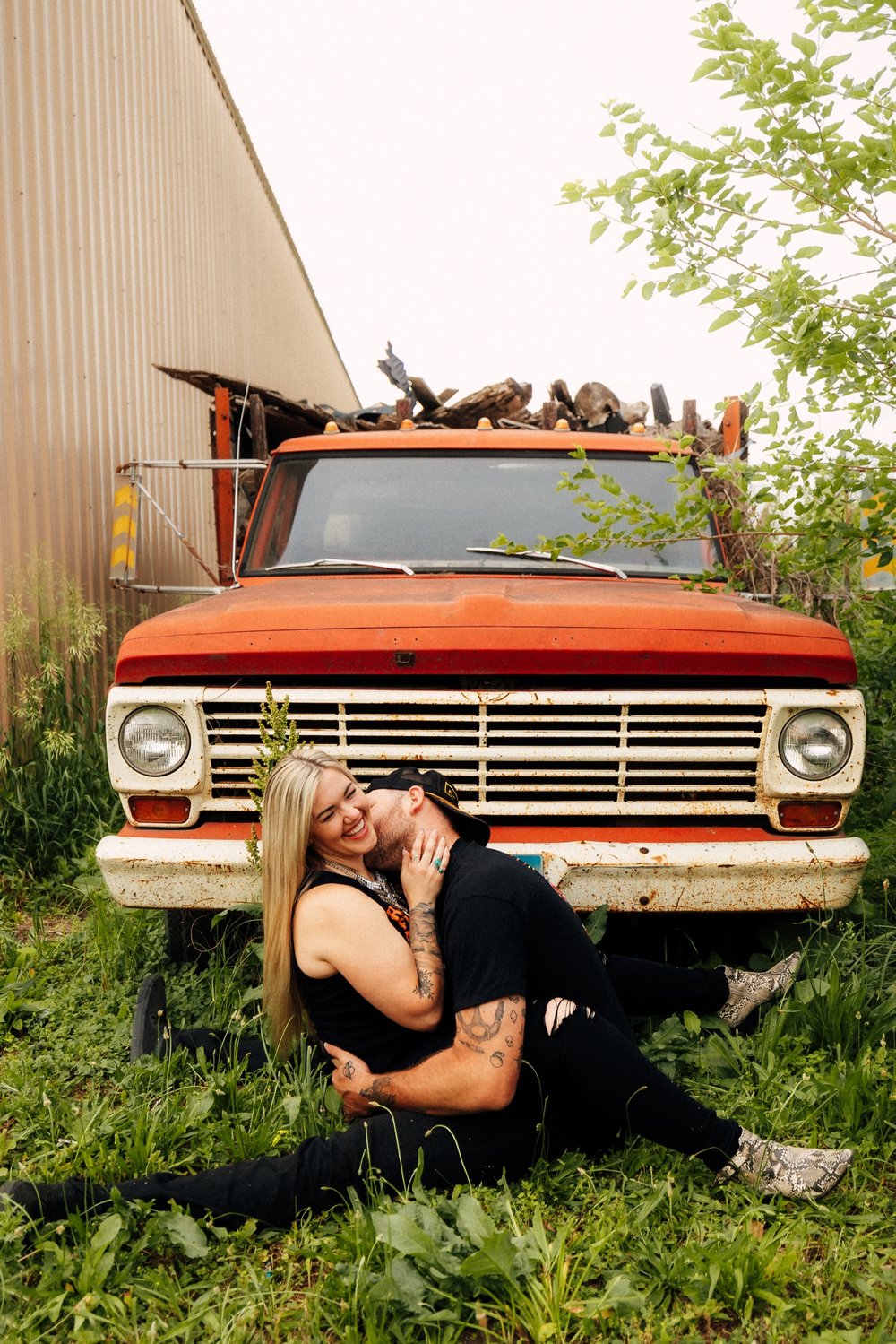 junk-yard-couples-photoshoot-des-moines-iowa-nontradtional-engagement001.jpg