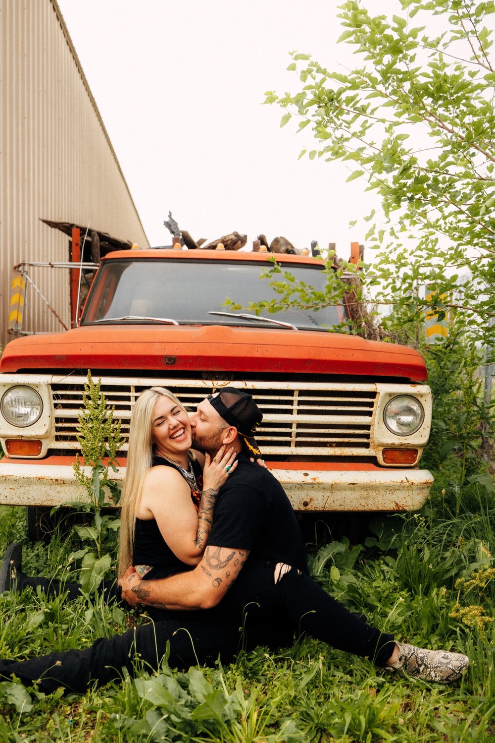 junk-yard-couples-photoshoot-des-moines-iowa-nontradtional-engagement004.jpg