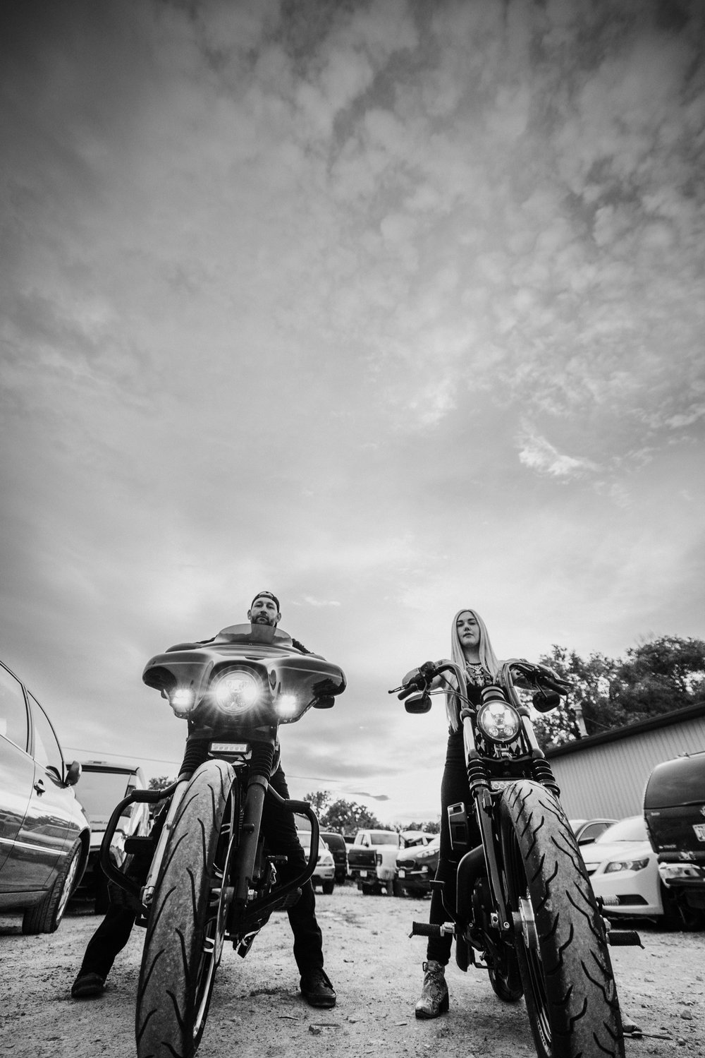 junk-yard-couples-photoshoot-des-moines-iowa-nontradtional-engagement018.jpg