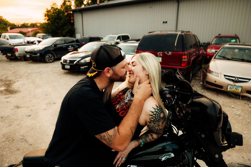 junk-yard-couples-photoshoot-des-moines-iowa-nontradtional-engagement022.jpg