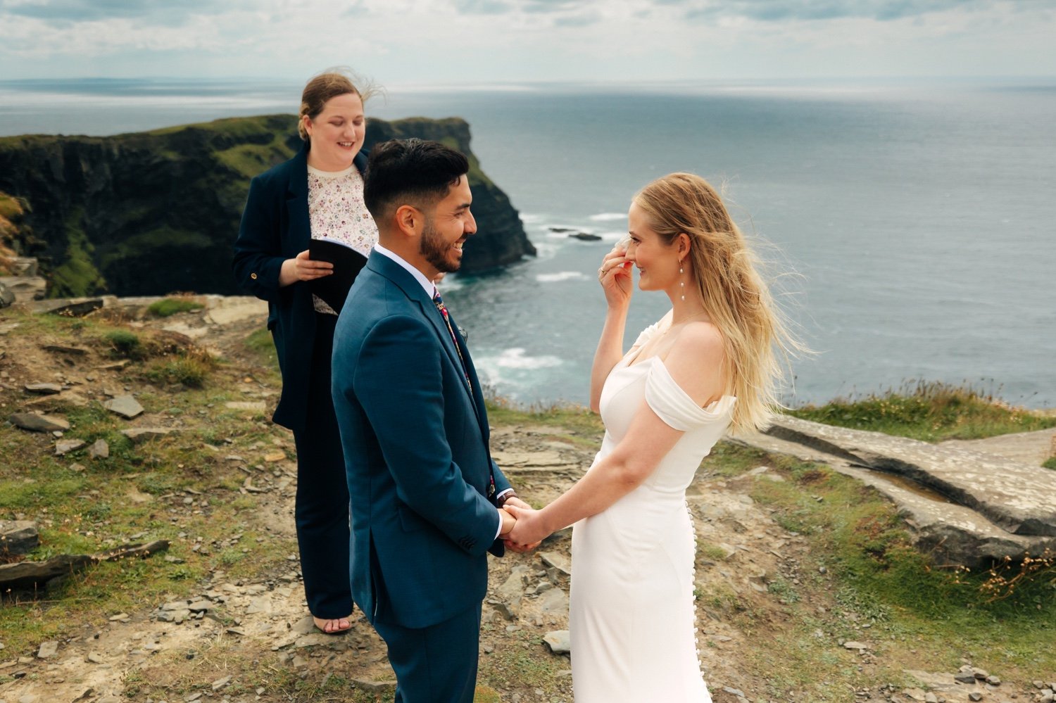 32_Ireland-cliff-elopement-wedding-photographer-kmp-photography-9361.jpg