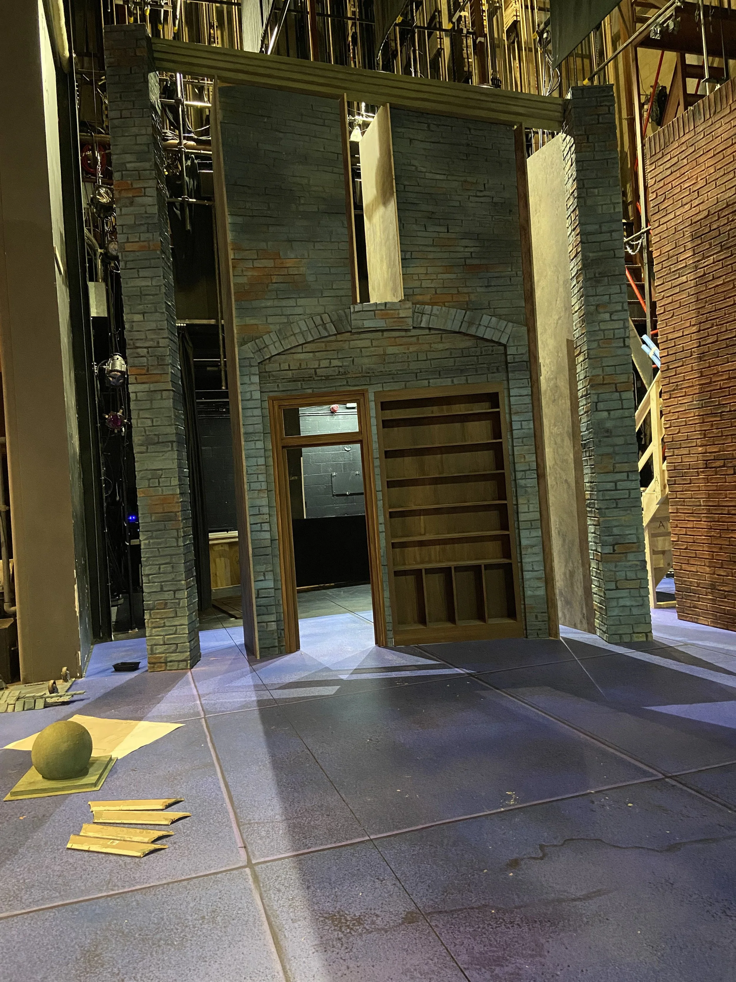 Kinky Boots Opening Wall with Door