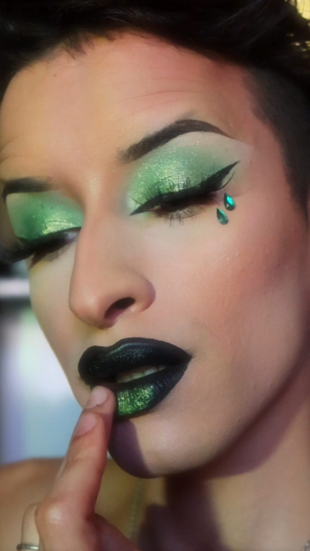 Quieren de mi soul mi presencia innata 🪄
Hoy quise tirarme el @erinparsonsmakeup y usar solo una sombra, bone head & stunning de @glamlite
Lips - @ofracosmetics Bronx liquid lipstick
@kosas setting spray + translucent pressed powder 🪄
#