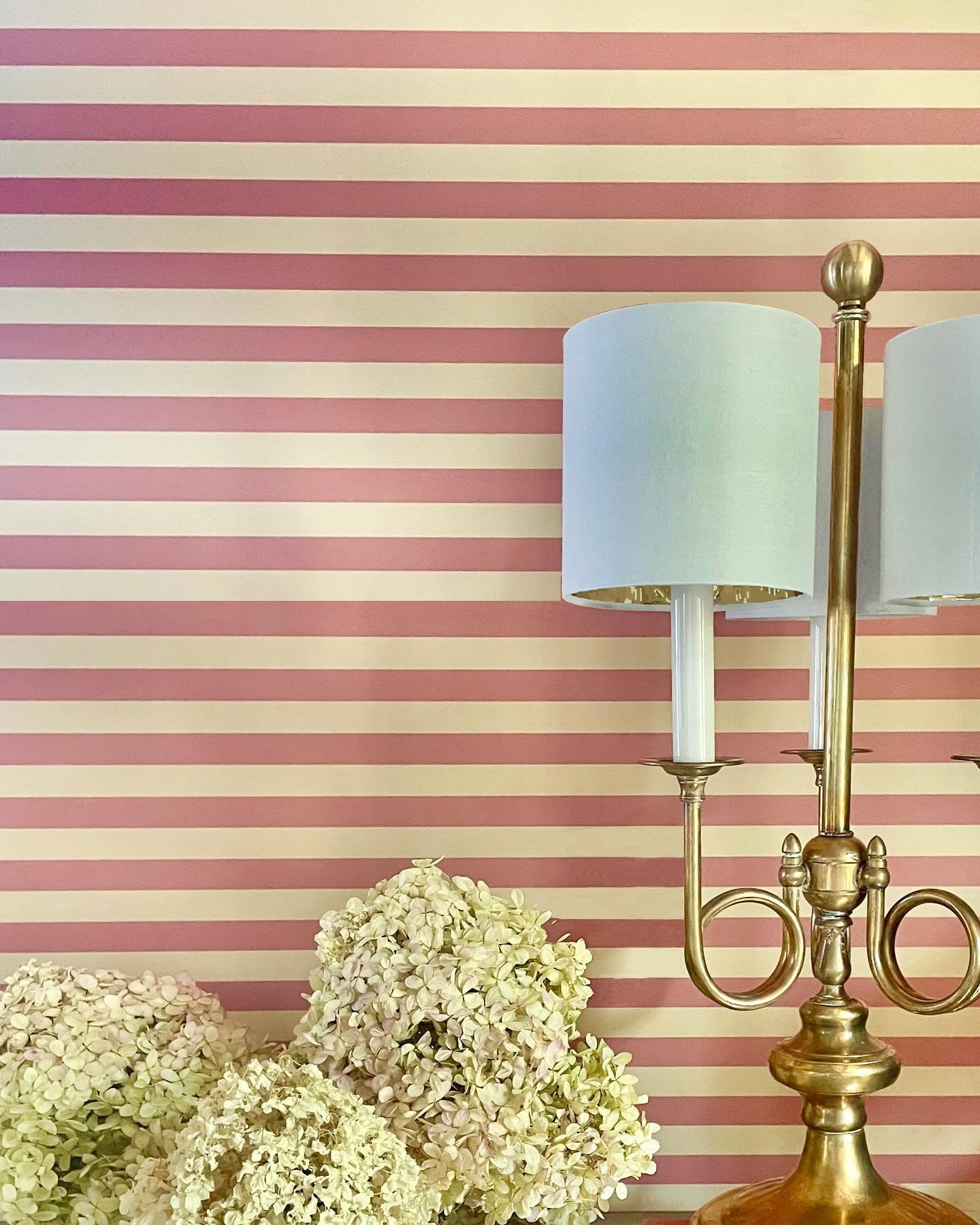 A Classic Red and Cream Stripe to compliment your Holiday Festivities

Shown here-&ldquo;Manchester Stripe&rdquo; in Red &amp; Cream installed horizontally for a more modern appeal.

Swipe for more inspiration and colorways ➡️