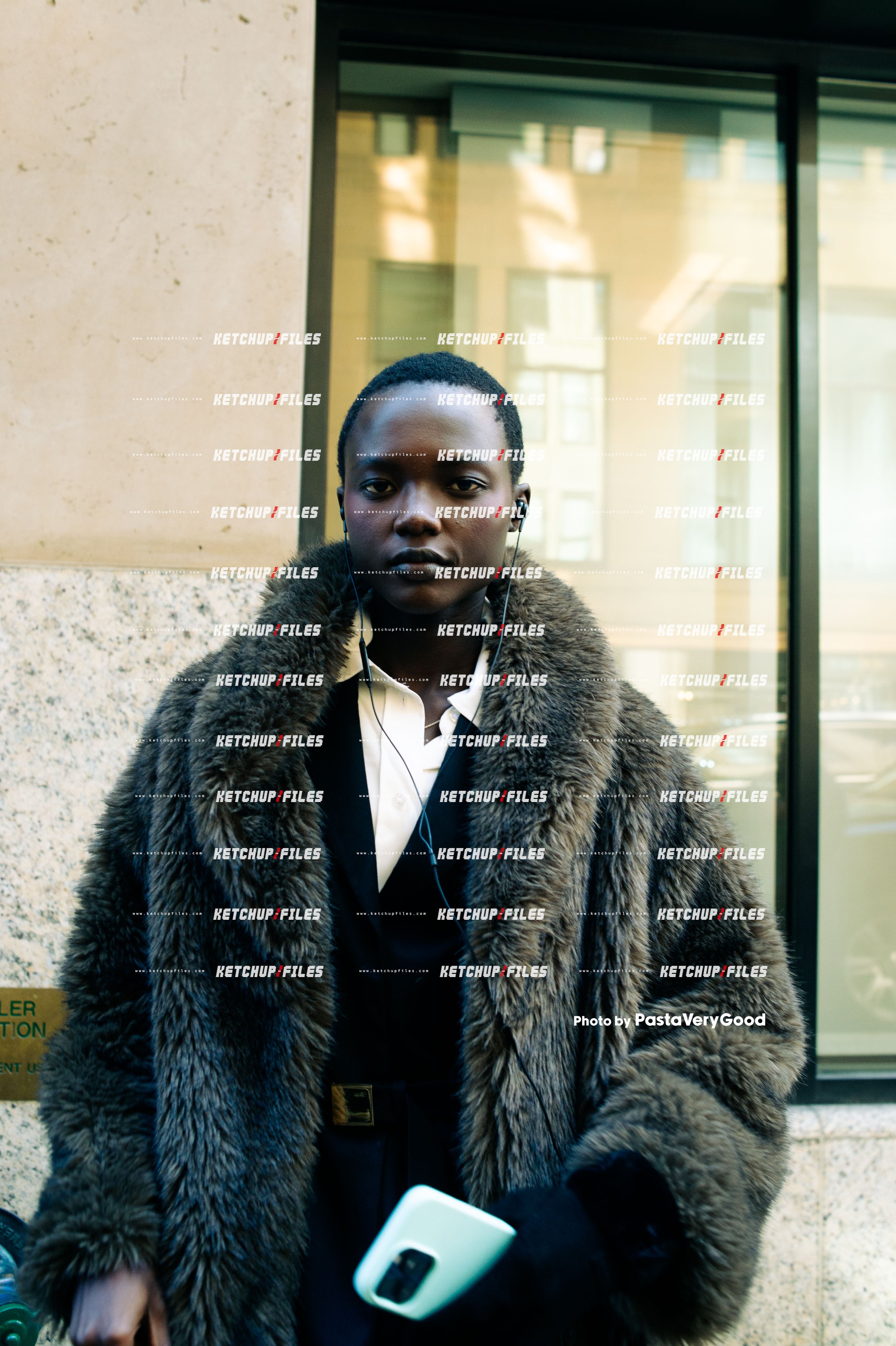 STREET STYLE PHOTO OF GUEST AT THE CALVIN KLEIN FW25 FW25 SHOW DURING NEW YORK FASHION WEEK 2025 PHOTO BY CELINA ESPINAL130.jpg