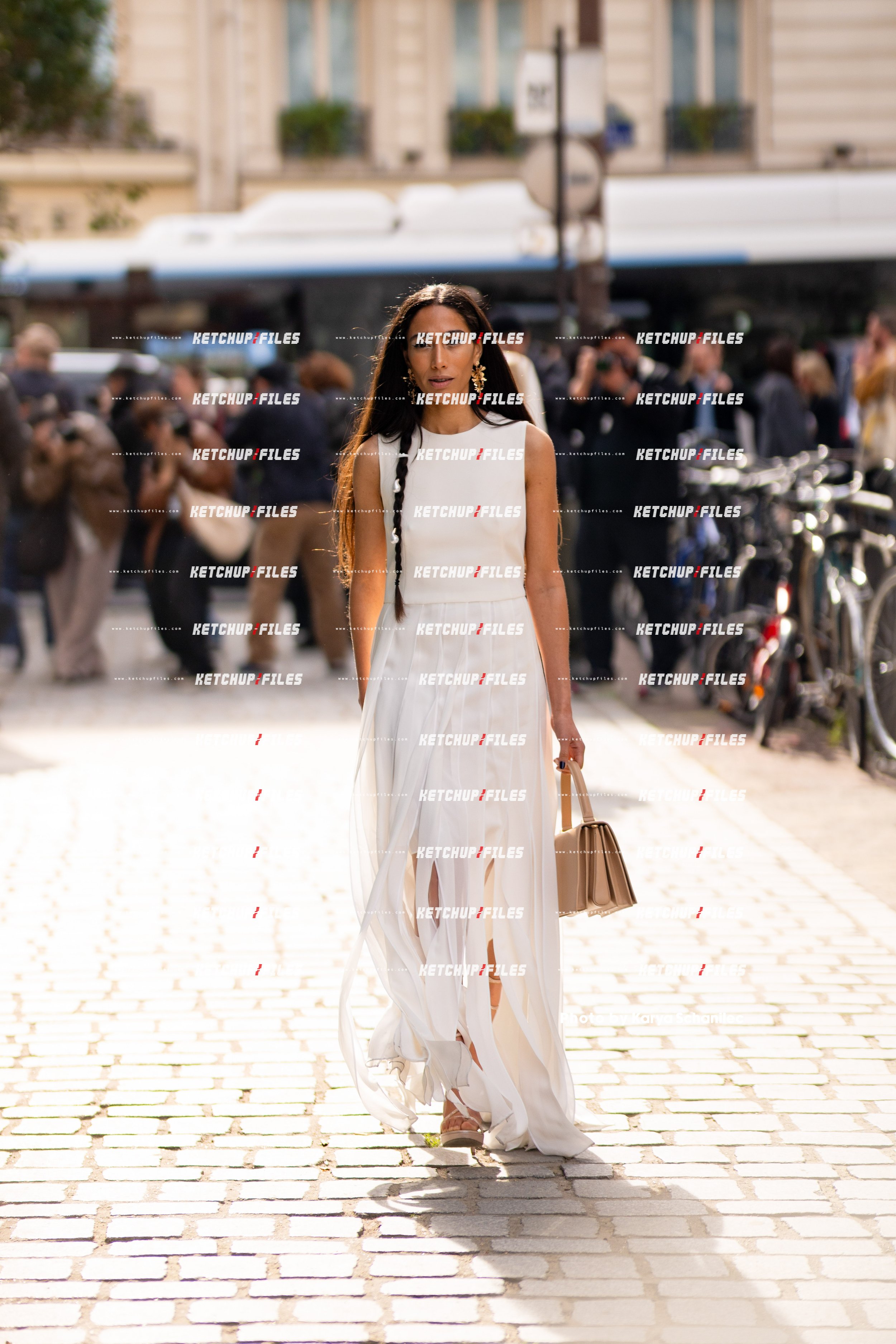 STREET STYLE PHOTO OF GUEST AT AKRIS FW25 SHOW DURING PARIS FASHION WEEK 2025 PHOTO BY KARYA SCHANILEC19.jpg