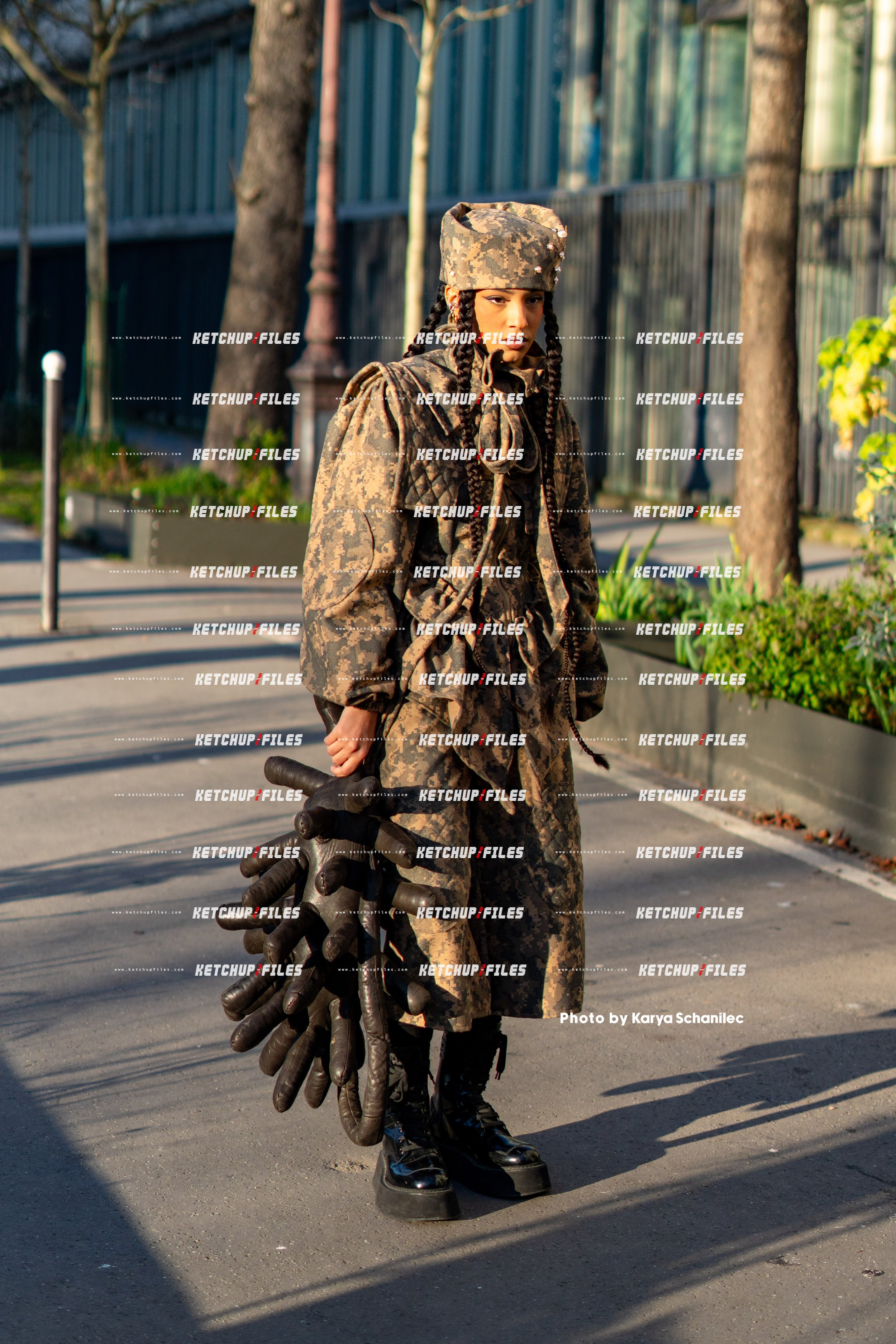 STREET STYLE PHOTO OF GUEST AT ACNE STUDIOS FW25 SHOW DURING PARIS FASHION WEEK 2025 PHOTO BY KARYA SCHANILEC3.jpg