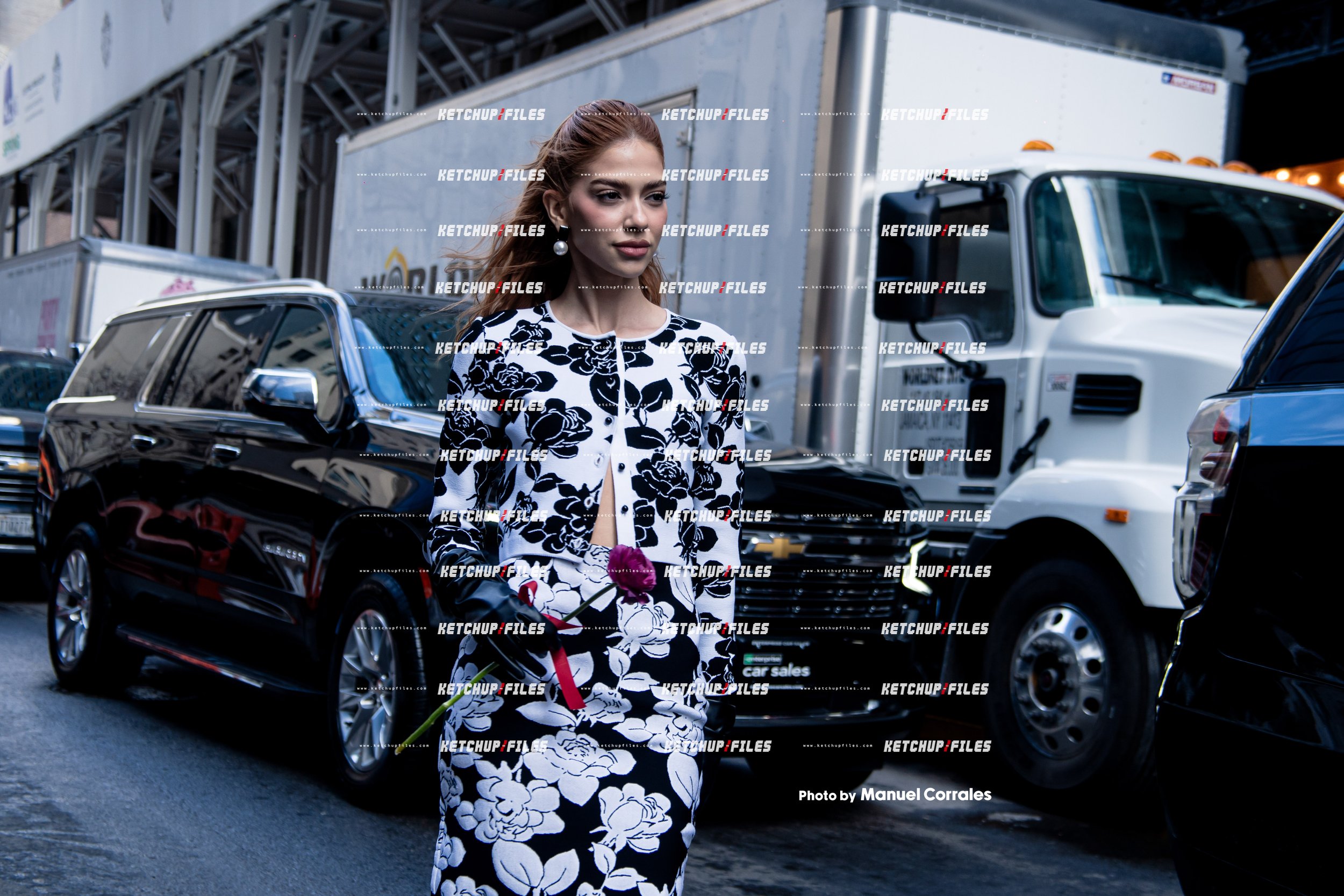 STREET STYLE PHOTO OF GUEST AT THE CAROLINA HERRERA FW25 FW25 SHOW DURING NEW YORK FASHION WEEK 2025 PHOTO BY MANUEL CORRALES18.jpg