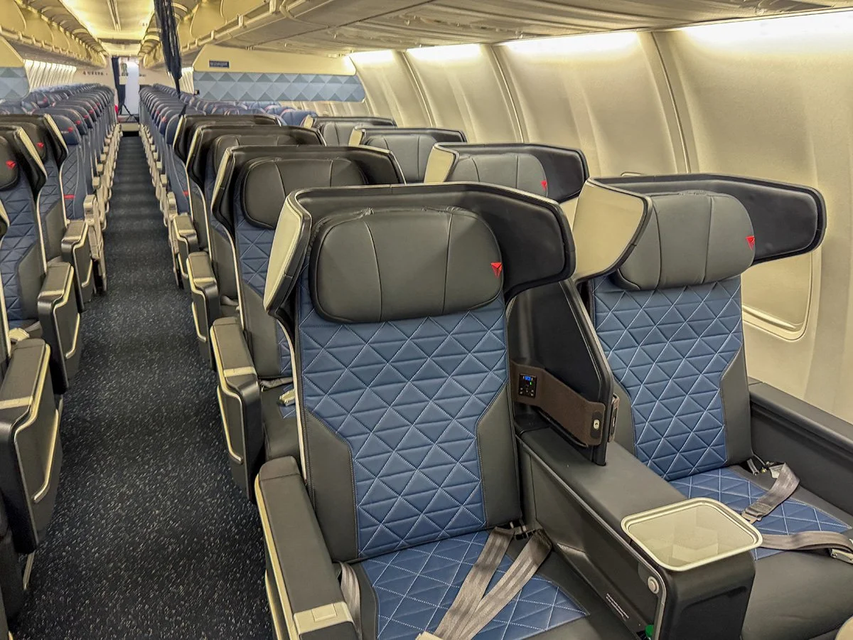 dl_737_sea_slc_seats_cover.jpg