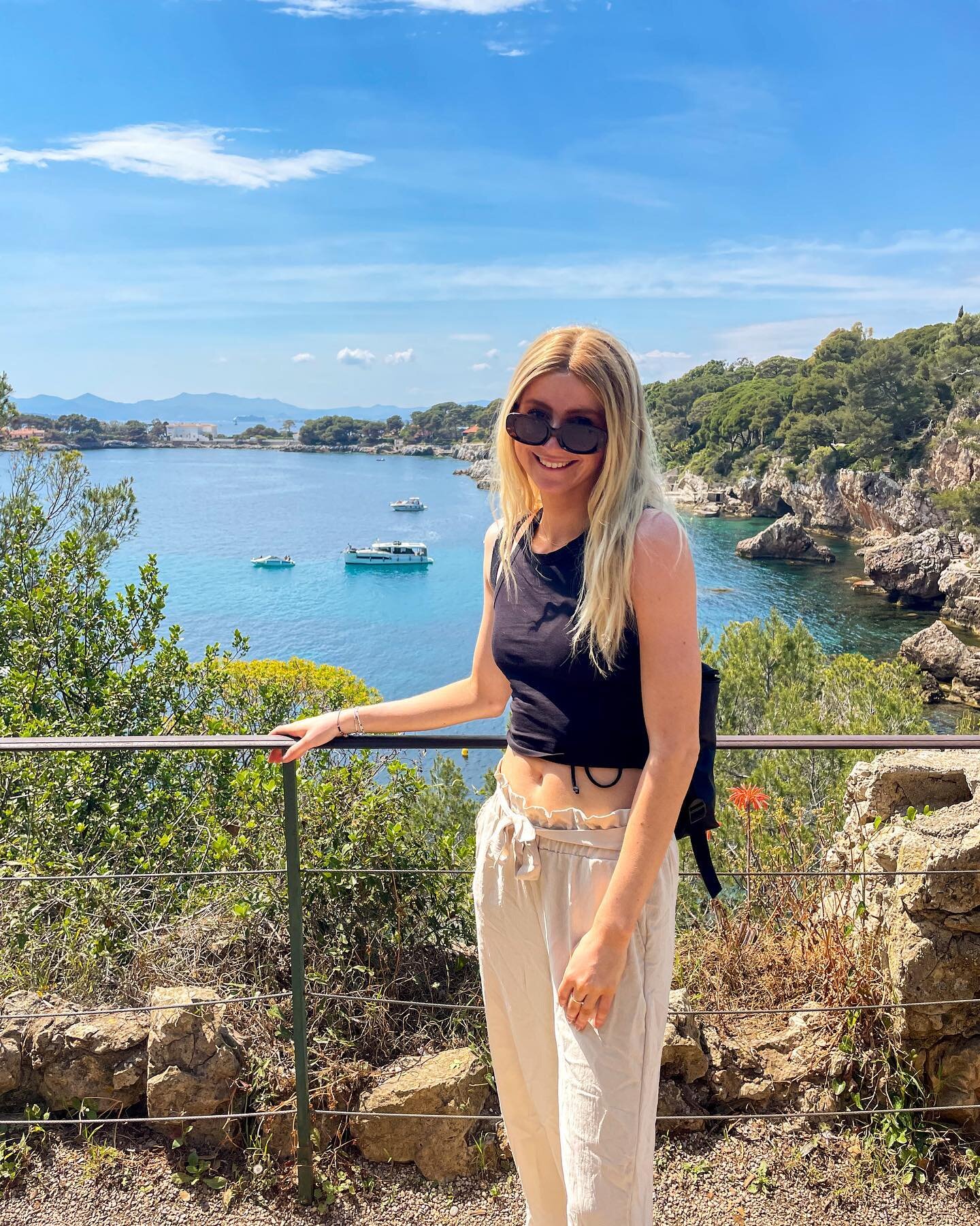 📍Antibes, France 🇫🇷 A beautiful place to spend a day!

💡Here are some ideas:

🦞Stop for a delicious + wallet-friendly meal at Chez Mo

🏊🏻&zwj;♀️ Head to Billionaire&rsquo;s Bay for some wild swimming and sun-lounging

🛥️👀 Wander around the A