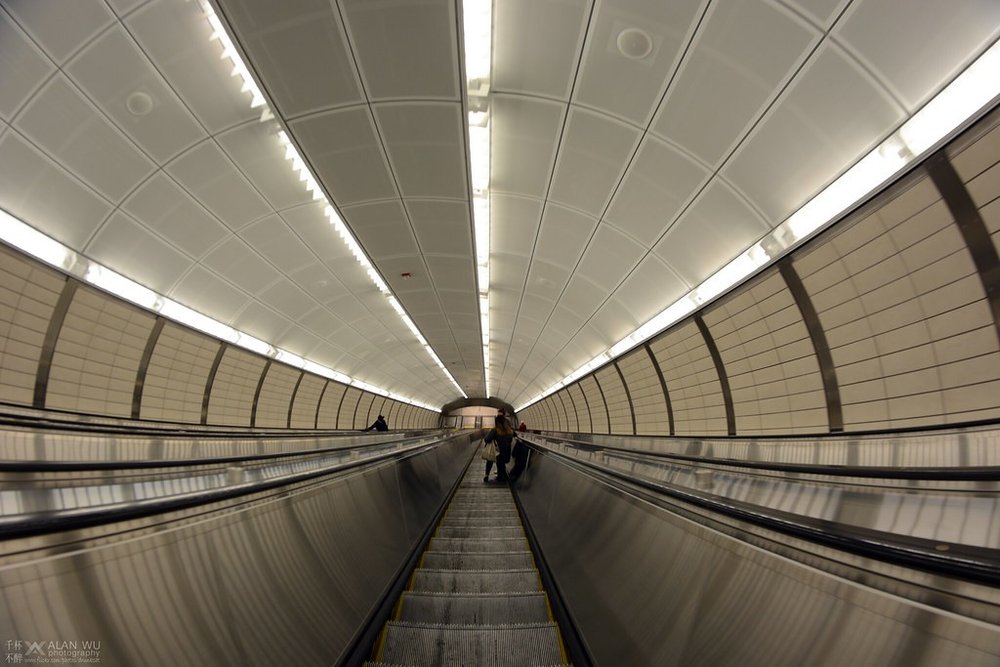 long tunnel like escalator at hudson yards 