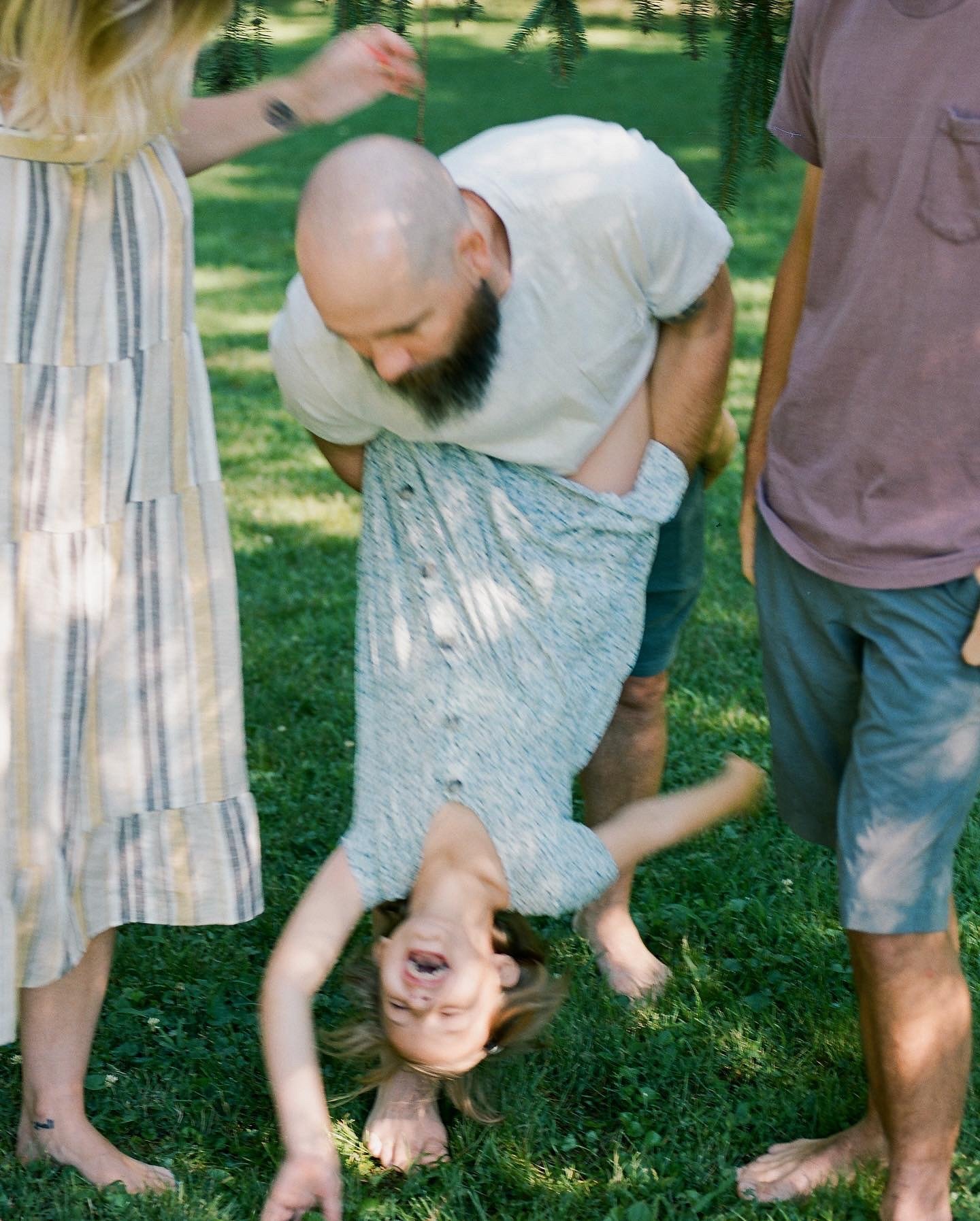 School is out and the easy, unscheduled, long days of summer are here. It&rsquo;s my favorite time of year and also, in my opinion, the best time of year to get family photos taken. If you agree (and you should, cuz I&rsquo;m right about it 😉) DM me