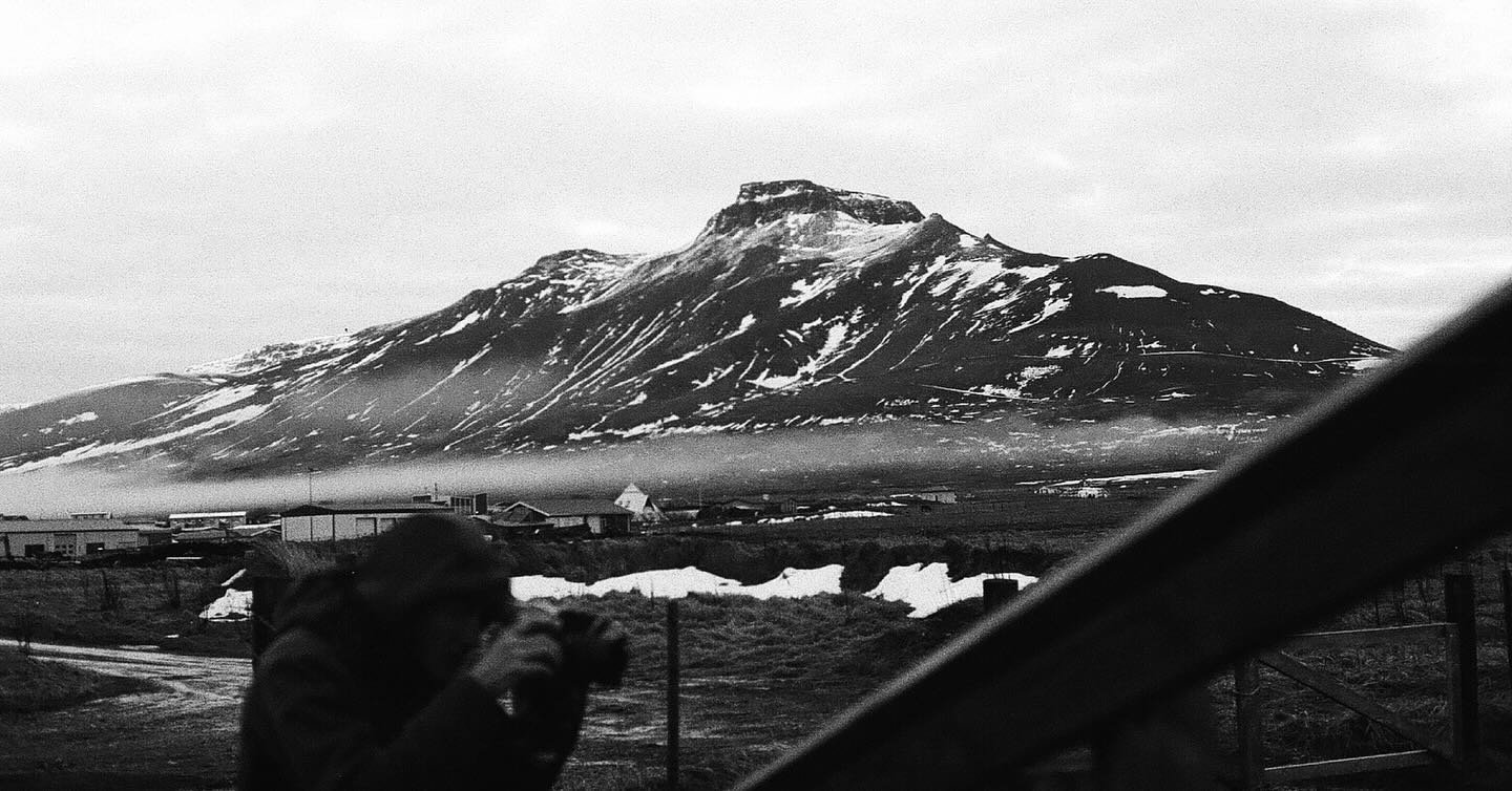Me dediqu&eacute; a intentar documentar con mis fotograf&iacute;as lo presente que es Mt. Sp&aacute;konufell, tan presente que sent&iacute;a que era otro vecino pero este estaba insistentemente presente en todo momento, era dif&iacute;cil ignorarla, 