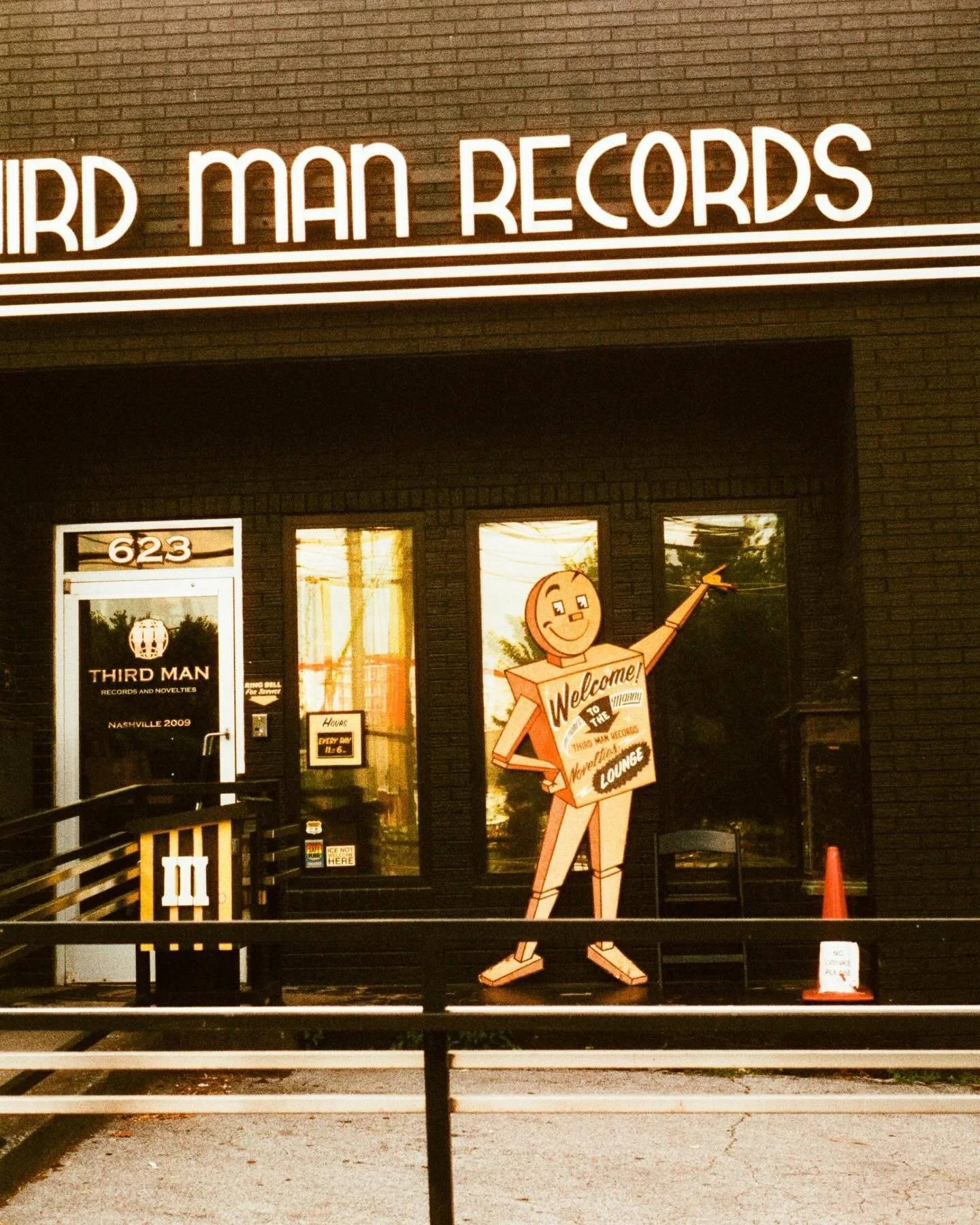 More memories from summer 2025, Nashville, Tennessee on film photography. 🎸🐎📸🎞️

Nikon FG

#nikonfg #filmphotography #nashville #thirdmanrecords