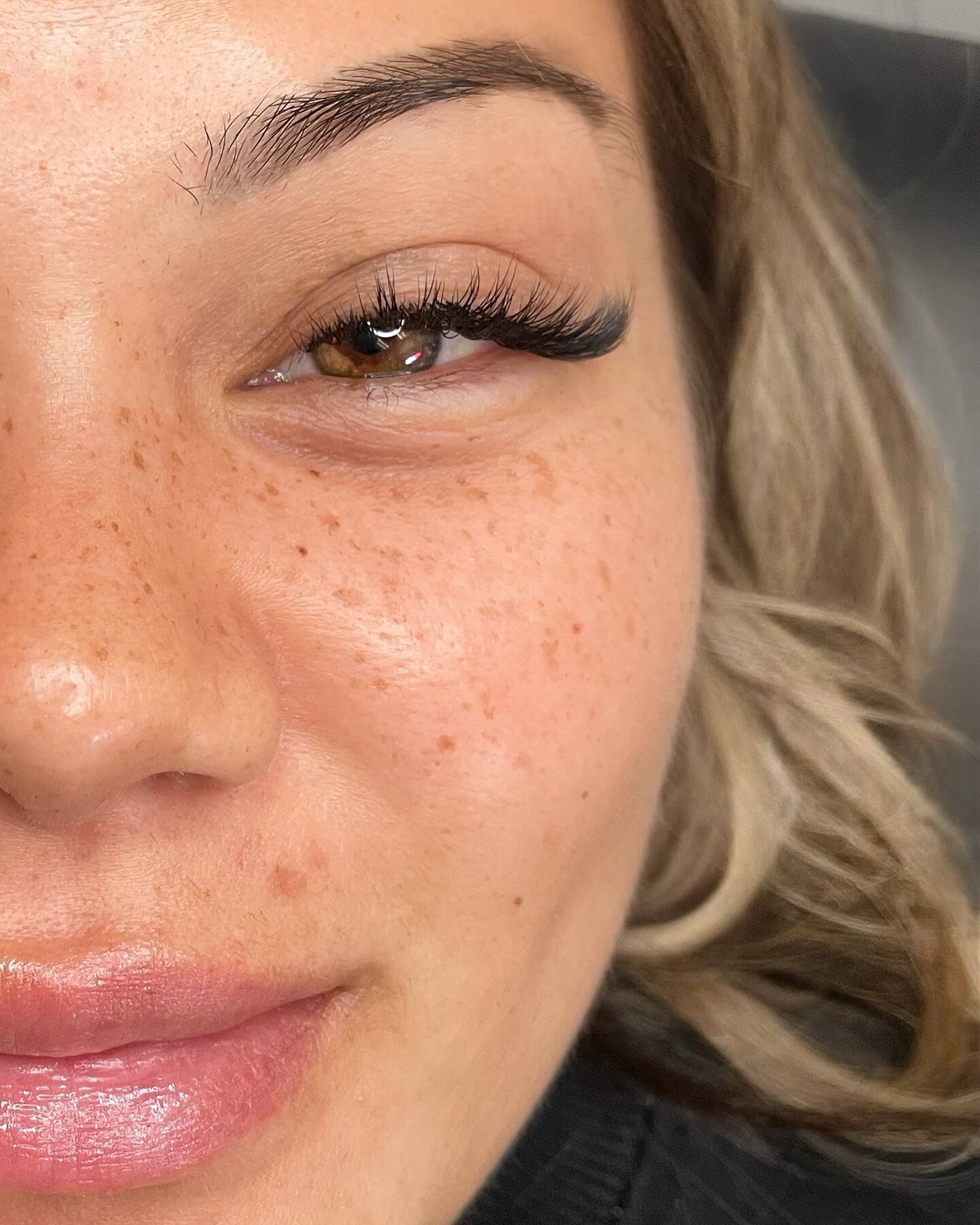 Hybrid cat eye by Darlene 🥰 
&bull;
#lashes #sandiego #sandiegoeyelashextensions #sdlashes #lashextensions #sandiegobusinesswomen #sandiegowomen #pointlomasandiego