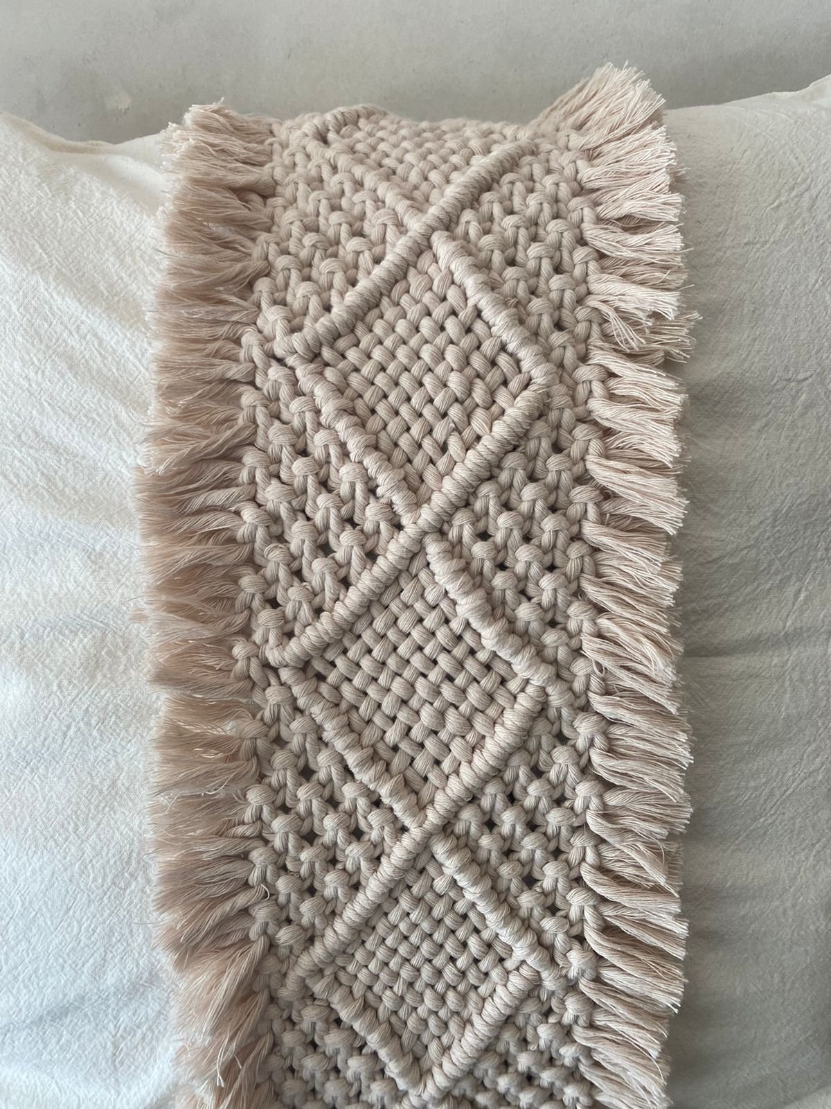 Close up cojin giselita beige.jpeg