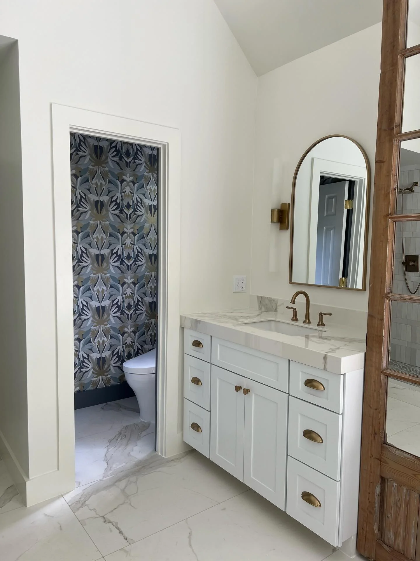 Love me some &ldquo;pop&rdquo; of color in this otherwise neutral bathroom. It&rsquo;s the little elements of surprise that make it more special 😍