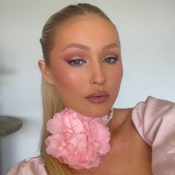 Dusty pink tones on @lilaholbrookk 🌸 
Inspired by @bybrookelle 

#melbournemakeupartist #meccabeautyjunkie #meccabeauty #charlottetilbury #magicmakeupstars #makeupinspo #instamakeup #morningtonpeninsulamakeupartist