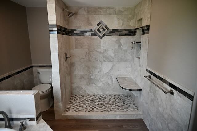 A medallion focal point outside the usual niche, curved floating bench and a mosaic floor over a mud bed.