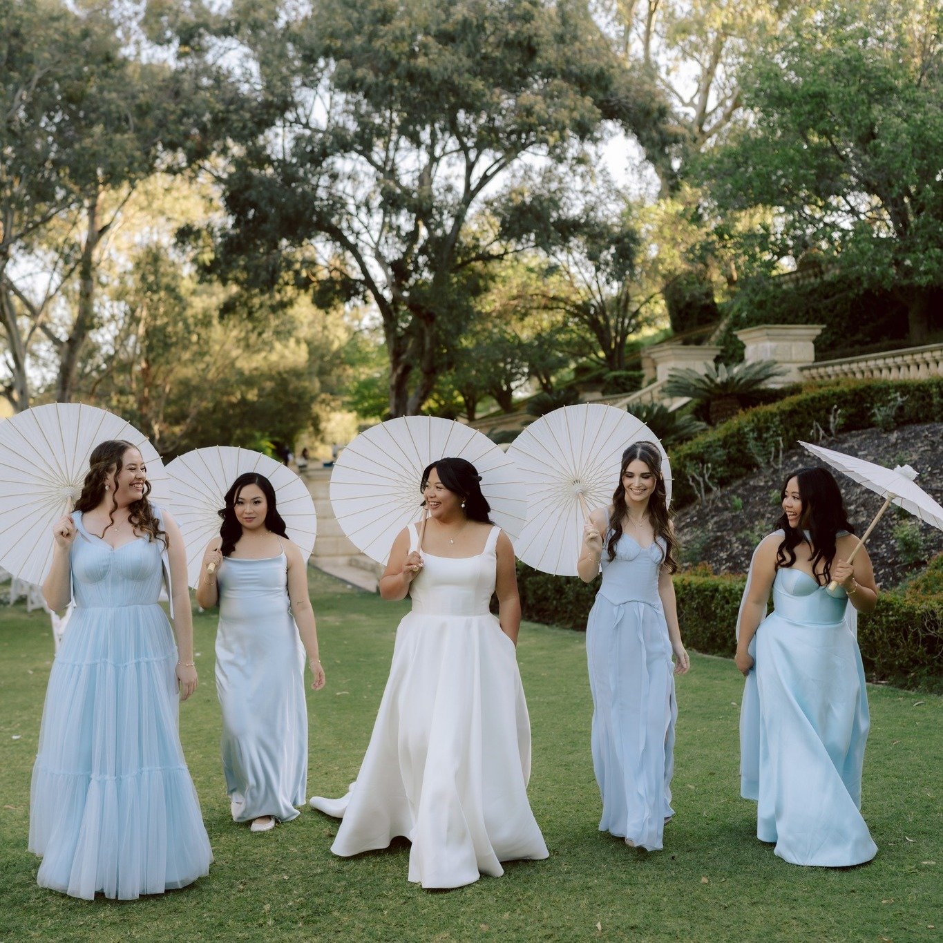 Don't you want a cool wedding???
Literally!

Quin and Jane organised some gorgeous parasols for their outdoor ceremony.
Not only are these super cute for photos - but they also offer real comfort for your guests. 

A hot guest is not an engaged guest