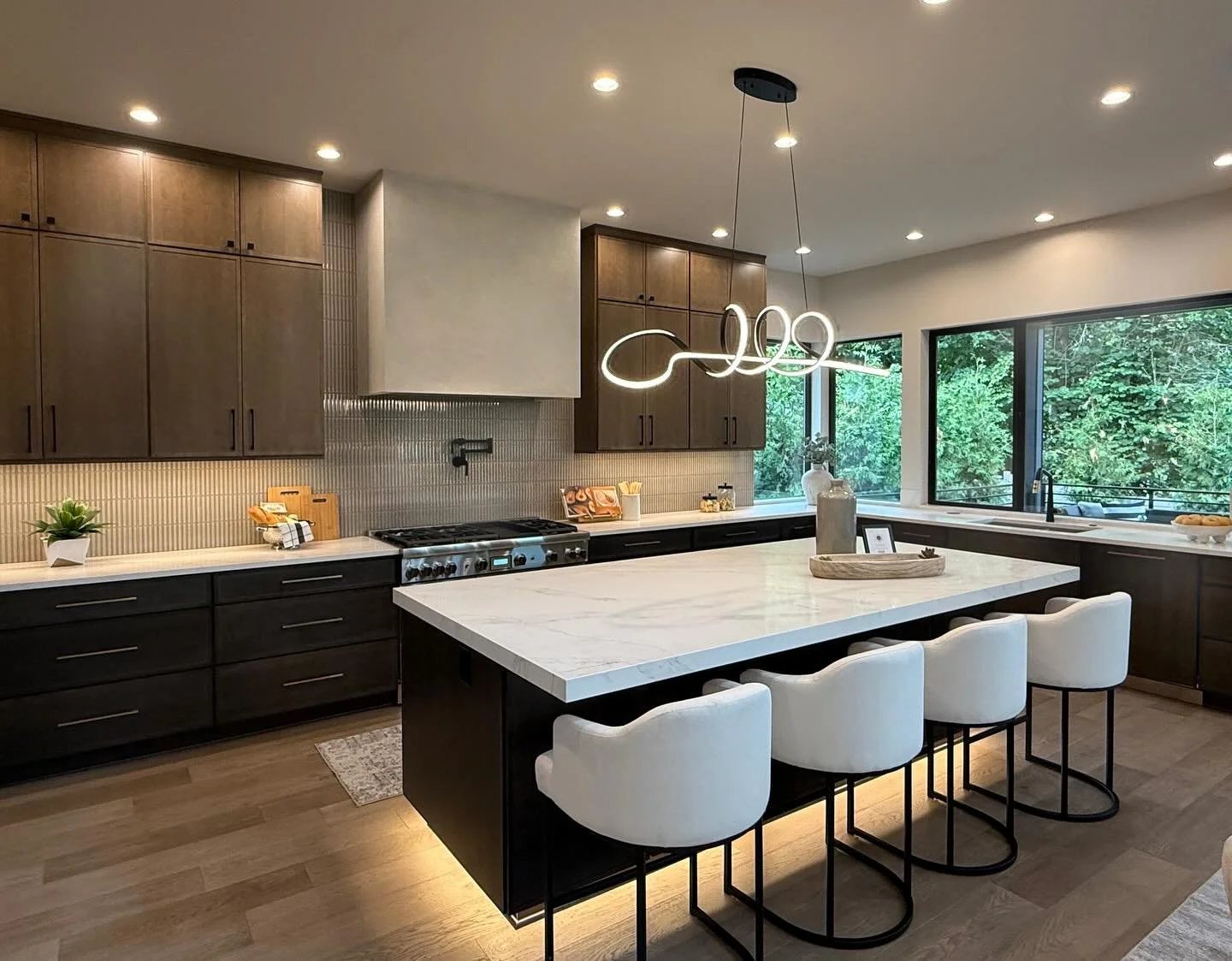 Finished this beautiful range hood with decorative Italian Plaster for a touch of elegance. 
.
.
.
#KitchenDesign #ItalianPlaster #HomeRenovation #InteriorDesign #rangehood