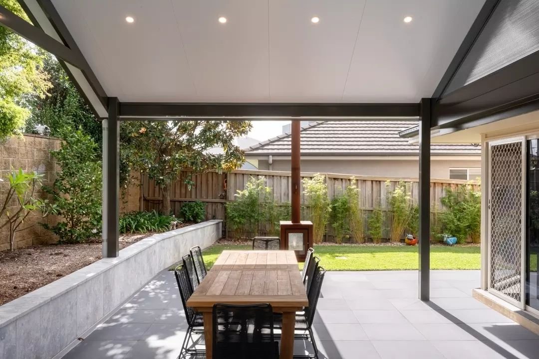 Another successful project was completed at Macquarie Links! We worked with our clients to redesign a functional layout for outdoor living. We installed retaining walls, a grass area, pool tiles, stairs and the pergola.